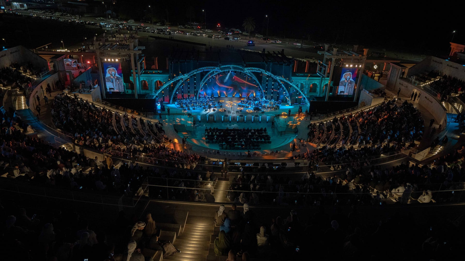 صورة بعنوان: رأس سنة مبهر بمدرج خورفكان.. والجسمي وأصيل هميم يحتفلان مع الجمهور 