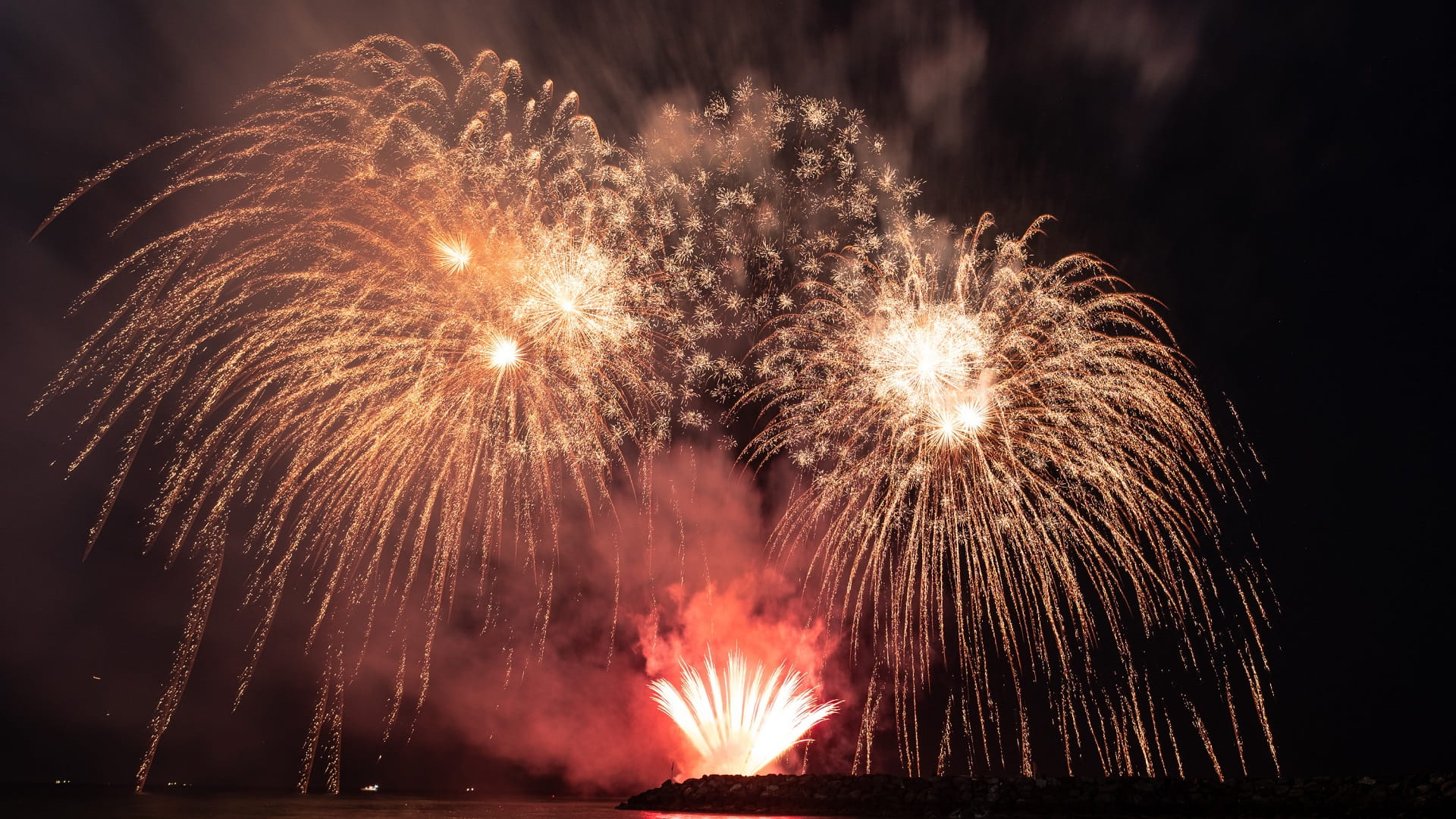 صورة بعنوان: ألعابٌ نارية تزيّن سماء عجمان احتفالاً بالعام الجديد  