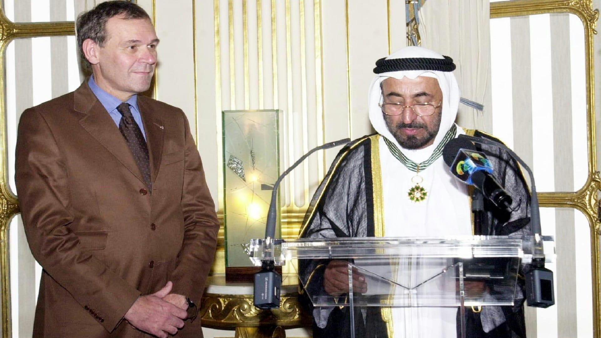 صورة بعنوان: دارة الدكتور سلطان القاسمي تلقي الضوء على وسام فرنسا للفنون  