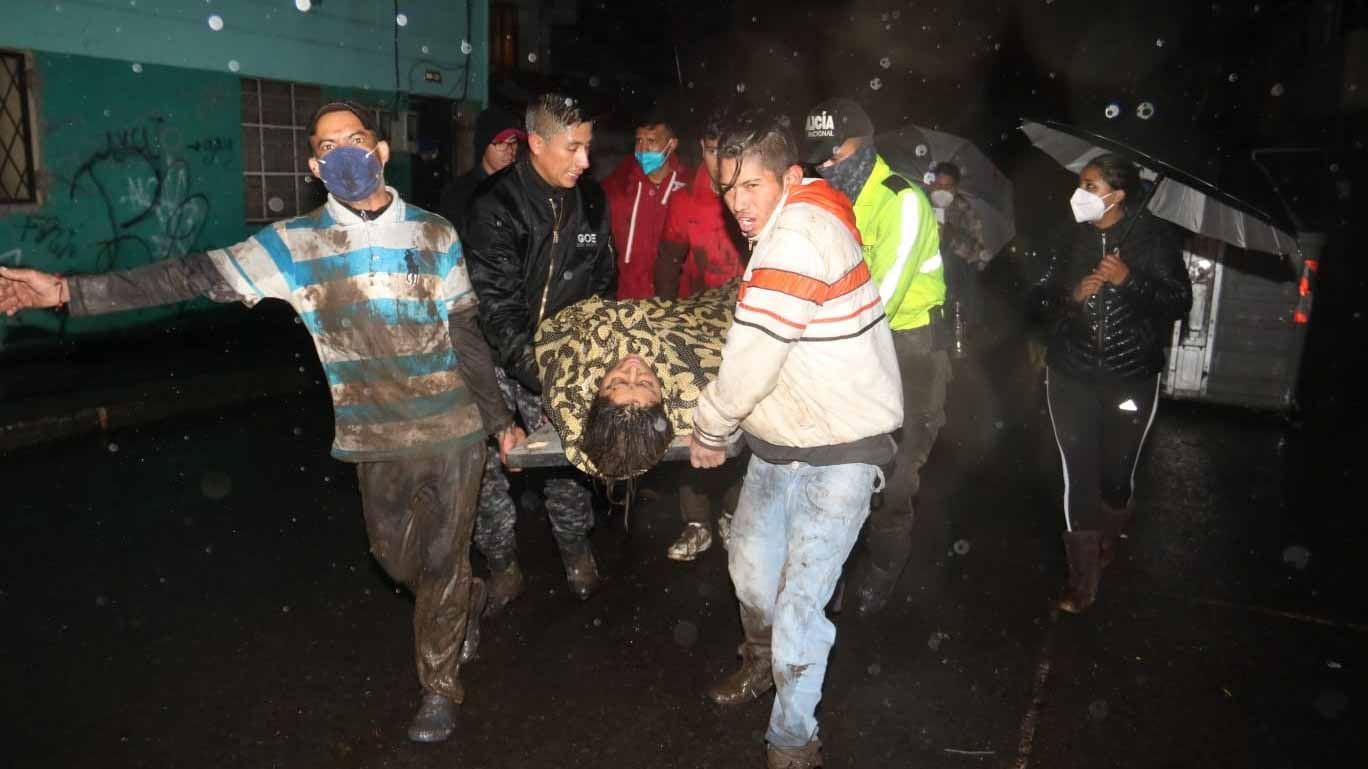 صورة بعنوان: فيضانات الإكوادور تقتل 11 شخصاً وتصيب 32 بجروح وتتسبب في تسرب نفطي 