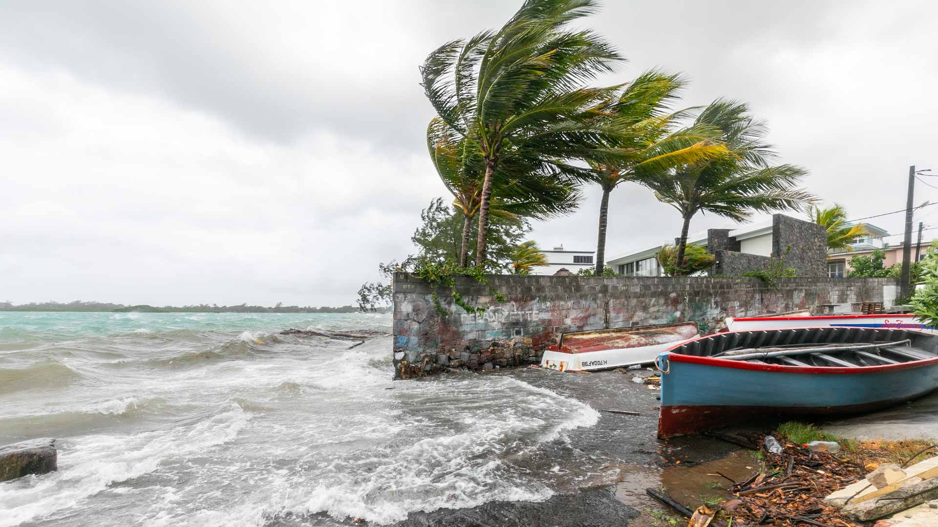 Image for the title: Mauritius escapes 'major damage' from cyclone 