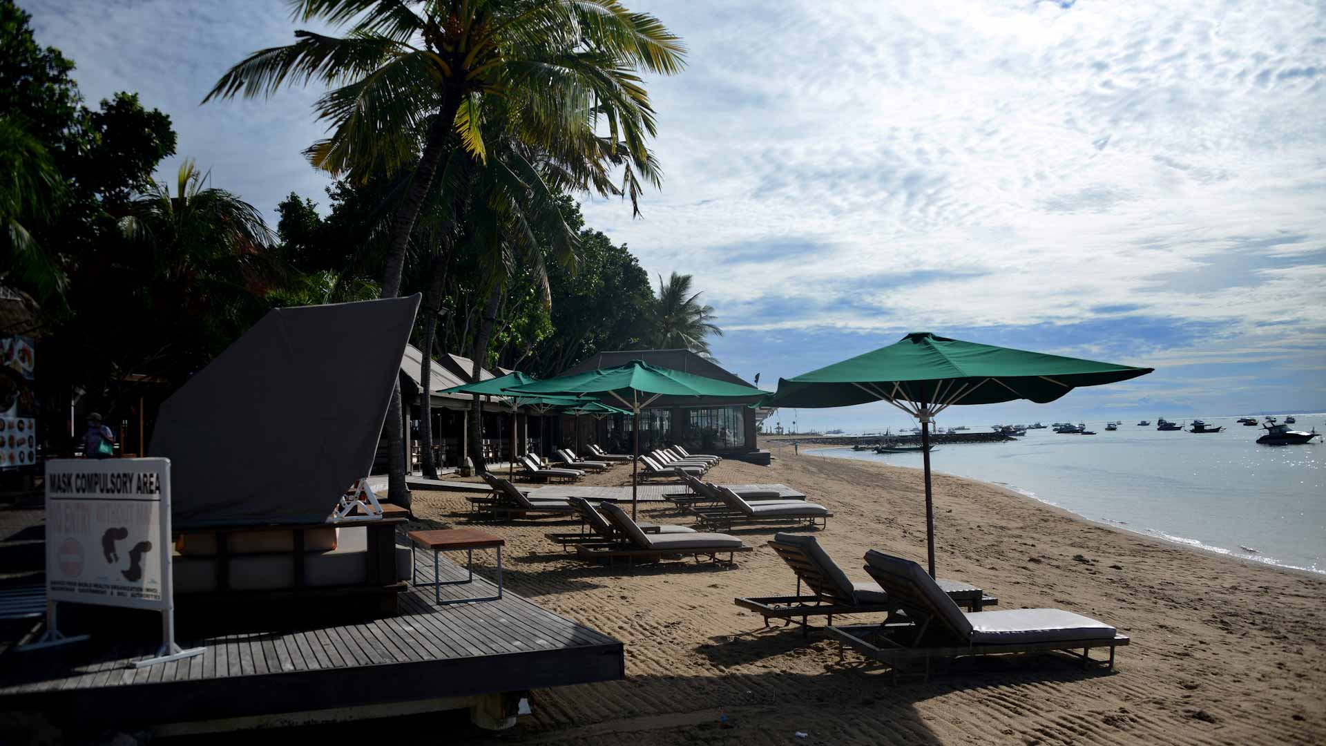 Image for the title: Bali to welcome first intl tourist flight amid cautious reopening 