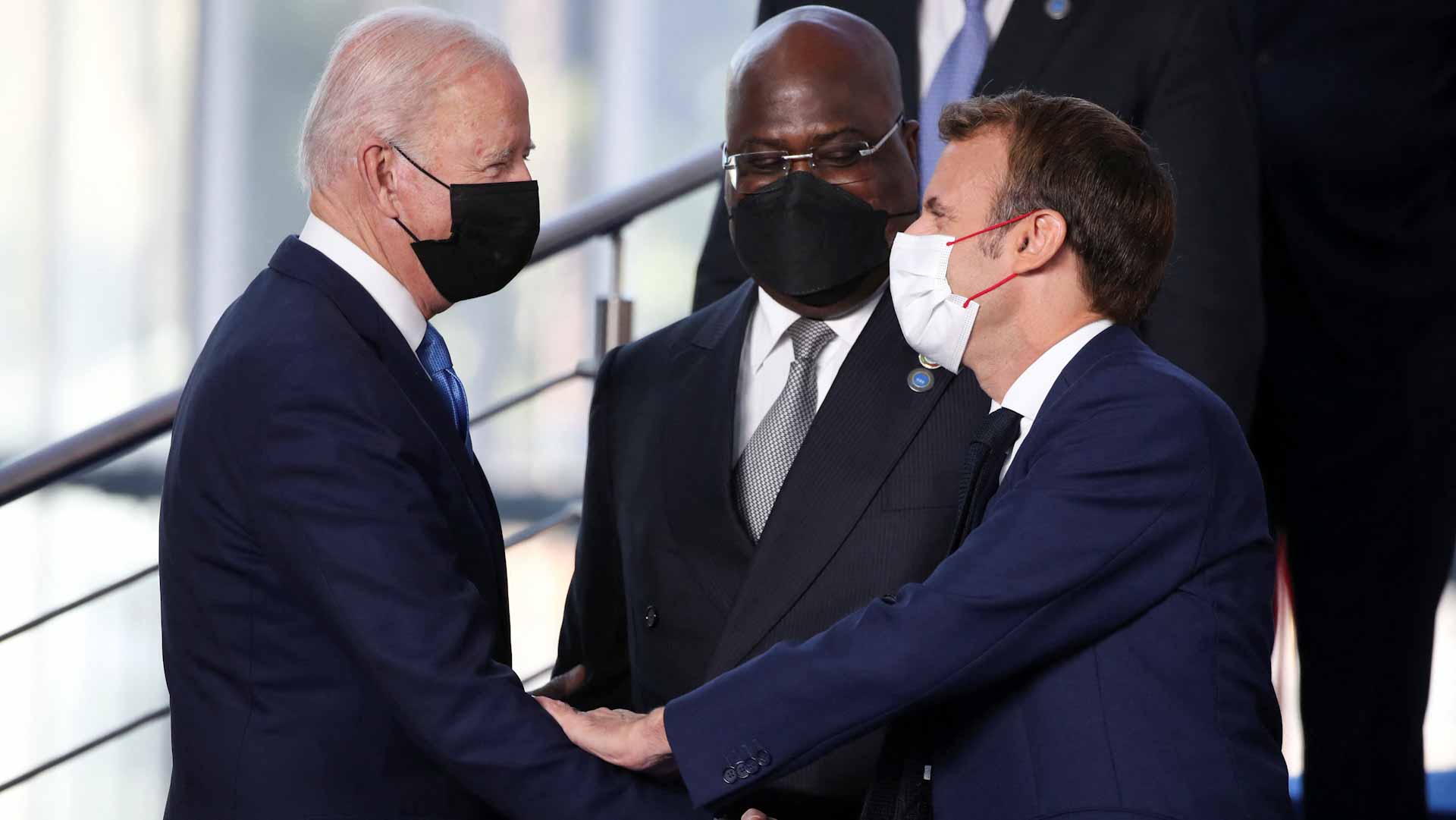 صورة بعنوان: ماكرون وبايدن يبحثان الرد المنسق على روسيا إذا غزت أوكرانيا 