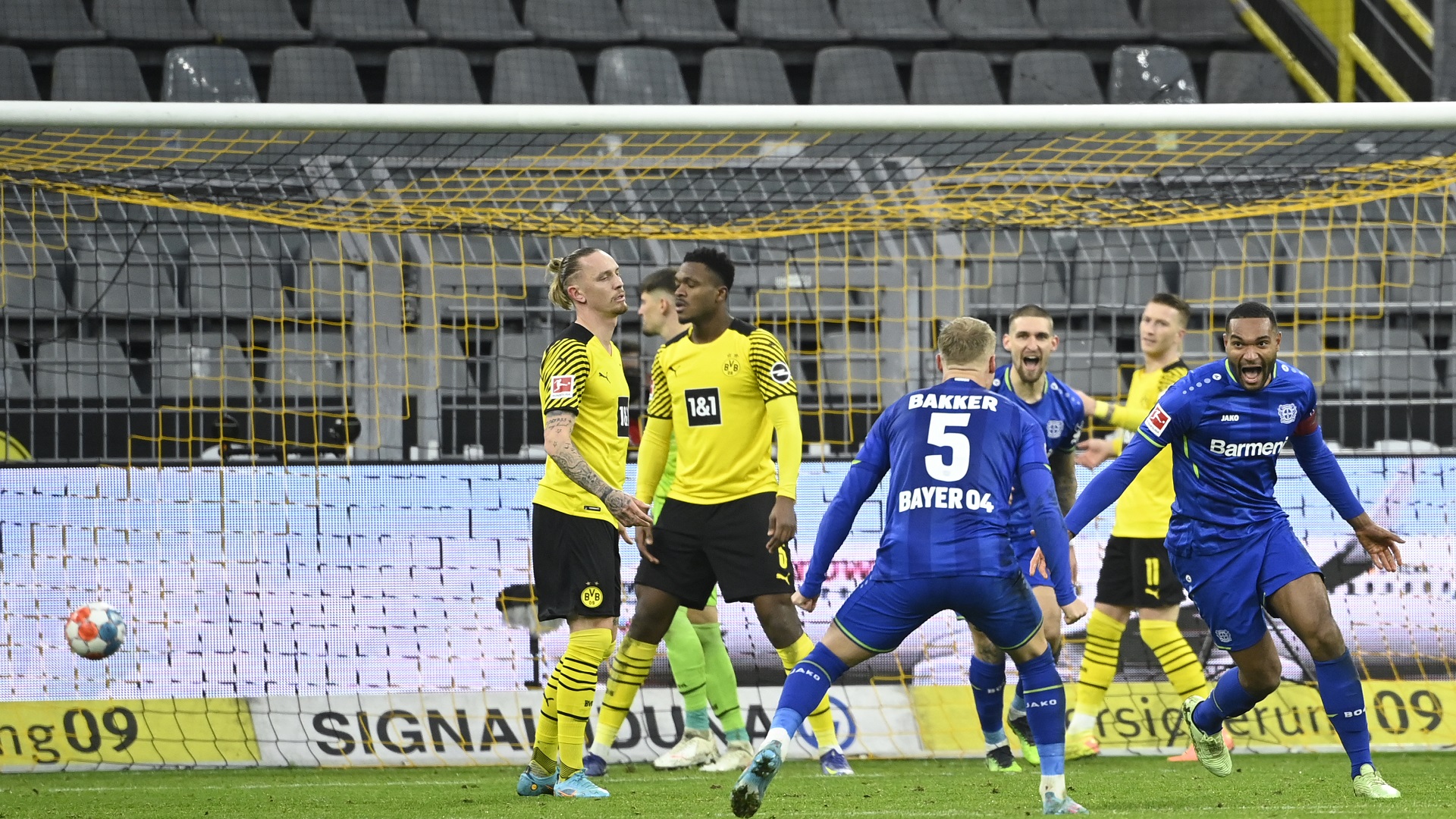 صورة بعنوان: ليفركوزن يمزق شباك دورتموند في الدوري الألماني لكرة القدم 