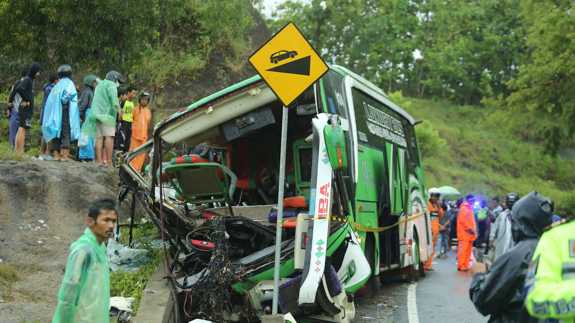 Image for the title: Indonesia bus crash kills 13, injures dozens 