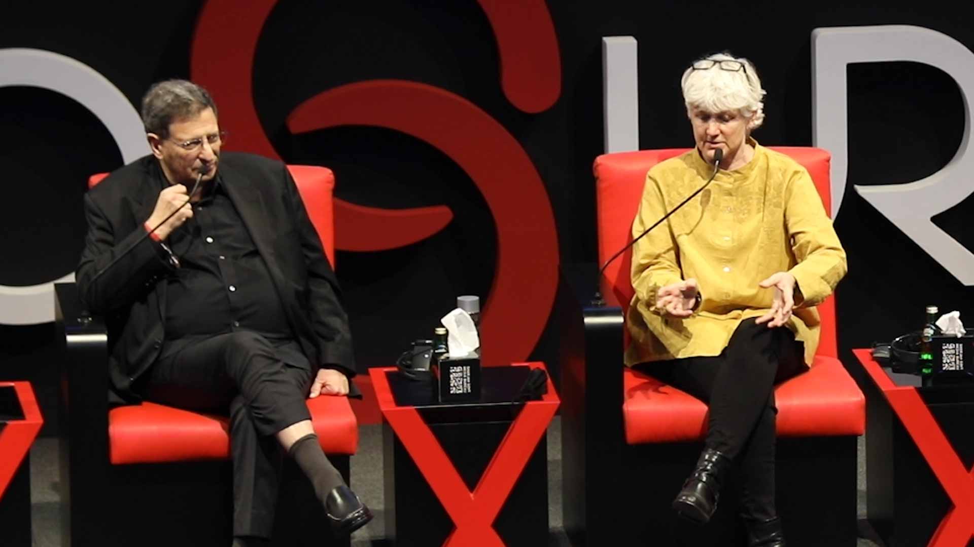 صورة بعنوان: بأعماق المياه...اكسبوجر يسبر أغوار علاقة الإنسان بالكائنات البحرية 