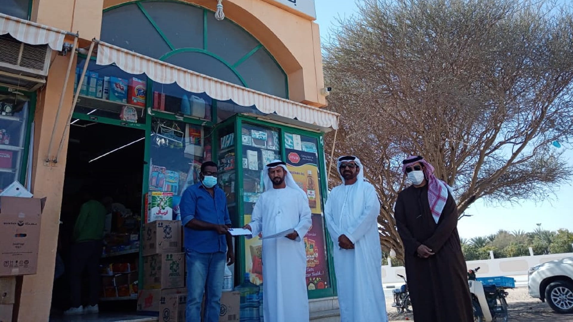 صورة بعنوان: بلدي الذيد يسدد قيمة المشتريات الاستهلاكية للأسر المتعففة 