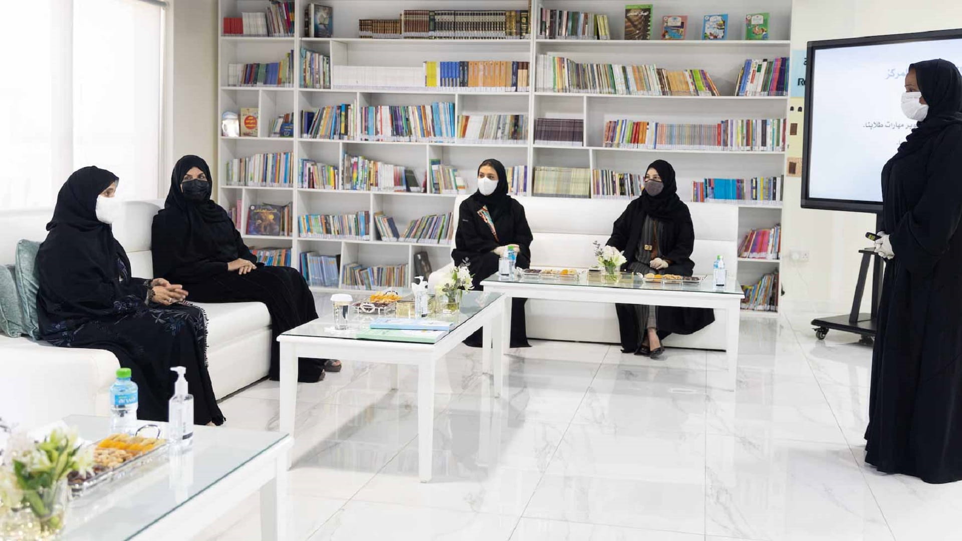 صورة بعنوان: جواهر القاسمي تزور مركز القلب الكبير التعليمي وتلتقي بالطلبة 