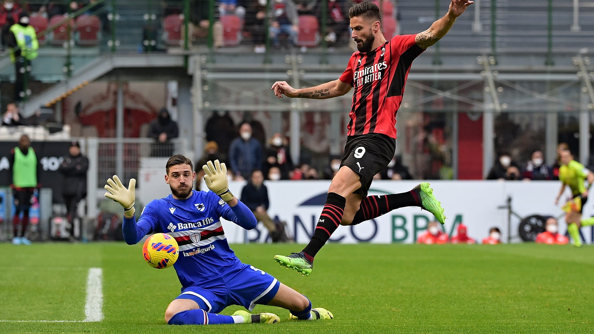 صورة بعنوان: ميلان يصعد إلى صدارة الدوري الإيطالي لكرة القدم  