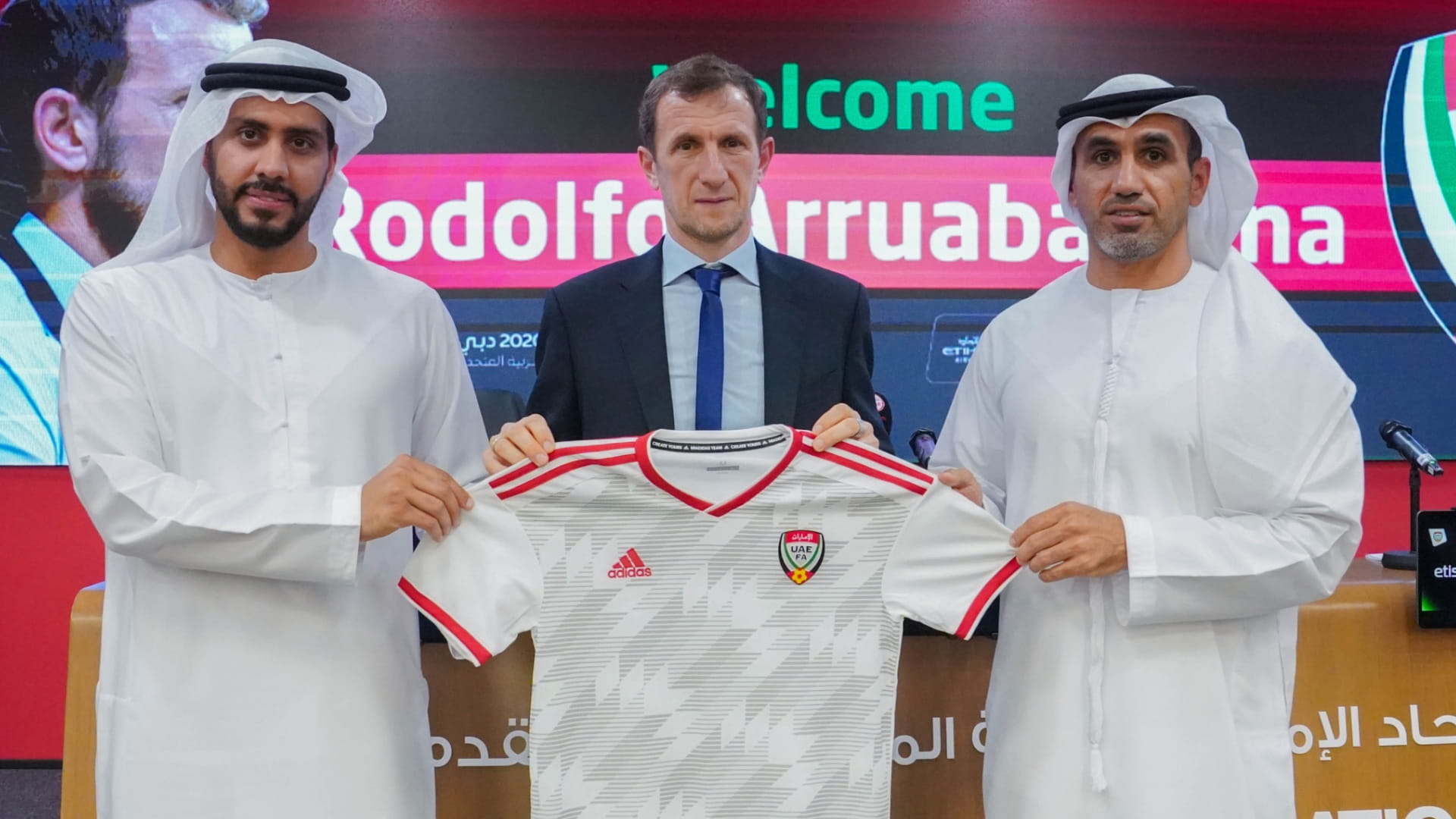 صورة بعنوان: اتحاد كرة القدم يُعين الأرجنتيني رودلفو أروابارينا مدرباً للأبيض 