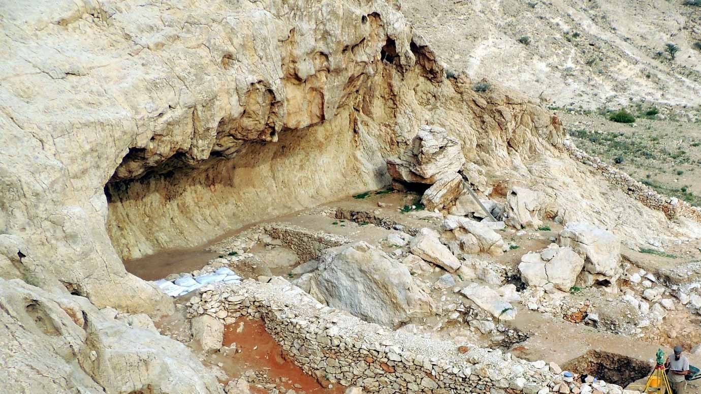 Image for the title: New archaeological data reveal human occupation at Jebel Faya 