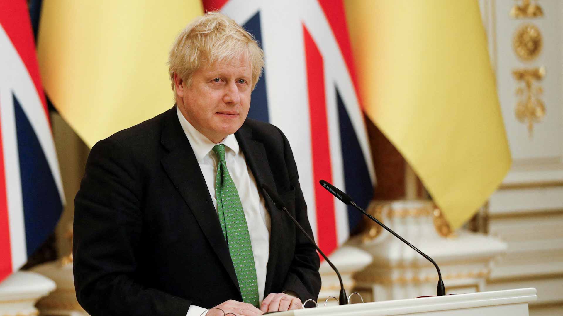 صورة بعنوان: جونسون يدعو بوتين للتراجع عن شفير الهاوية في الأزمة الأوكرانية 