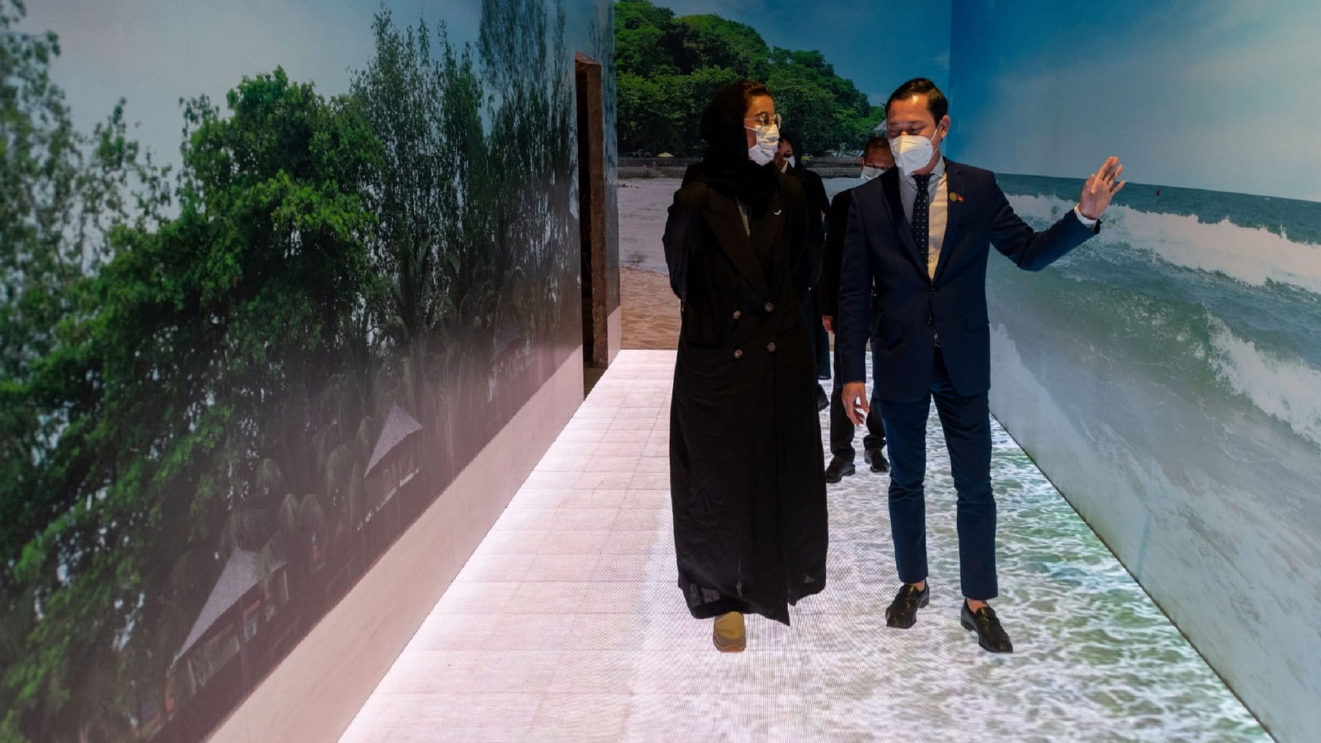 صورة بعنوان: نورة الكعبي تزور جناحي كمبوديا وكوبا في إكسبو 2020 دبي 