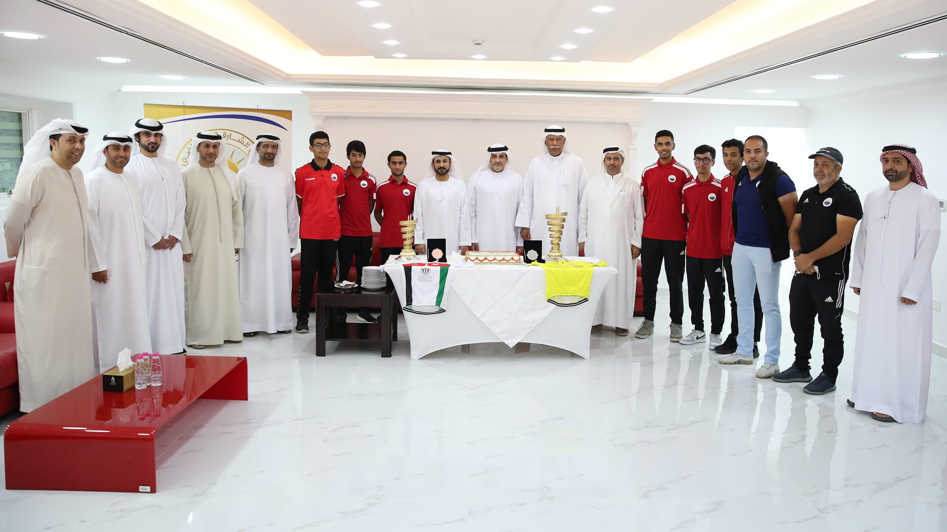 صورة بعنوان: علي المدفع يستقبل أبطال الدراجات والمشاركين بطواف الشارقة الدولي 