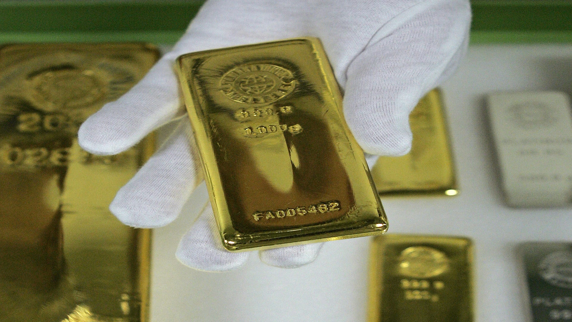 صورة بعنوان: أسعار الذهب ترتفع قرب ذروة 8 أشهر مع عودة المخاوف بشأن أوكرانيا 