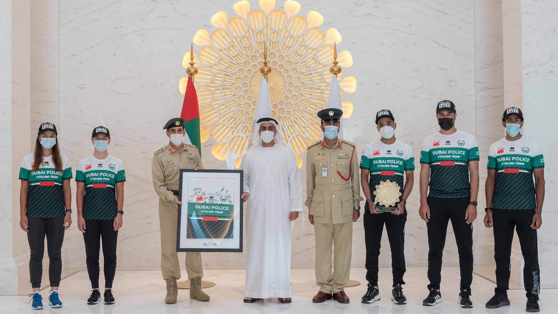 صورة بعنوان: سيف بن زايد يمنح فريق شرطة دبي للدراجات ميدالية خدمة المجتمع 