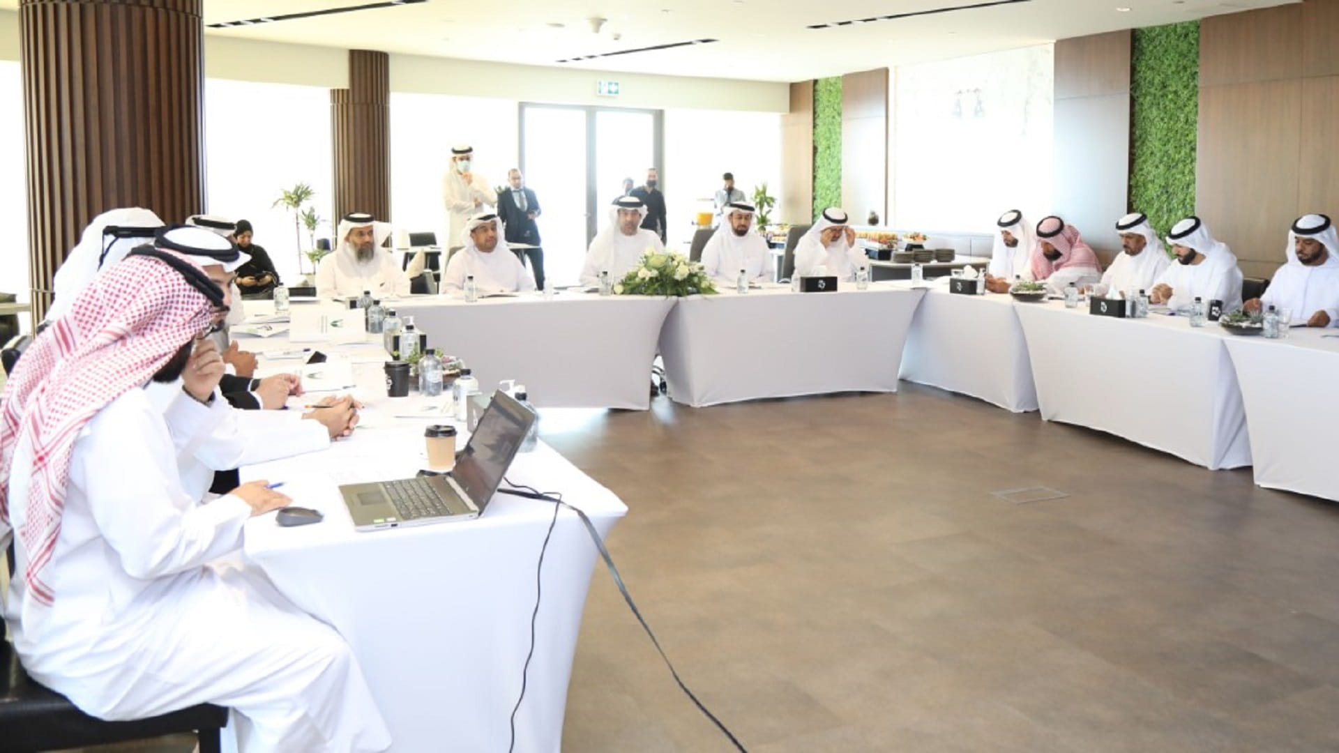 صورة بعنوان: خيرية الشارقة تناقش خطتها العامة للارتقاء بالعمل الخيري والإنساني 