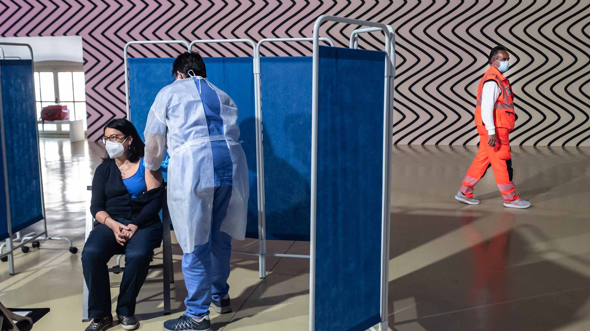 Image for the title: Italy recommends 4th vaccine dose for immunocompromised 