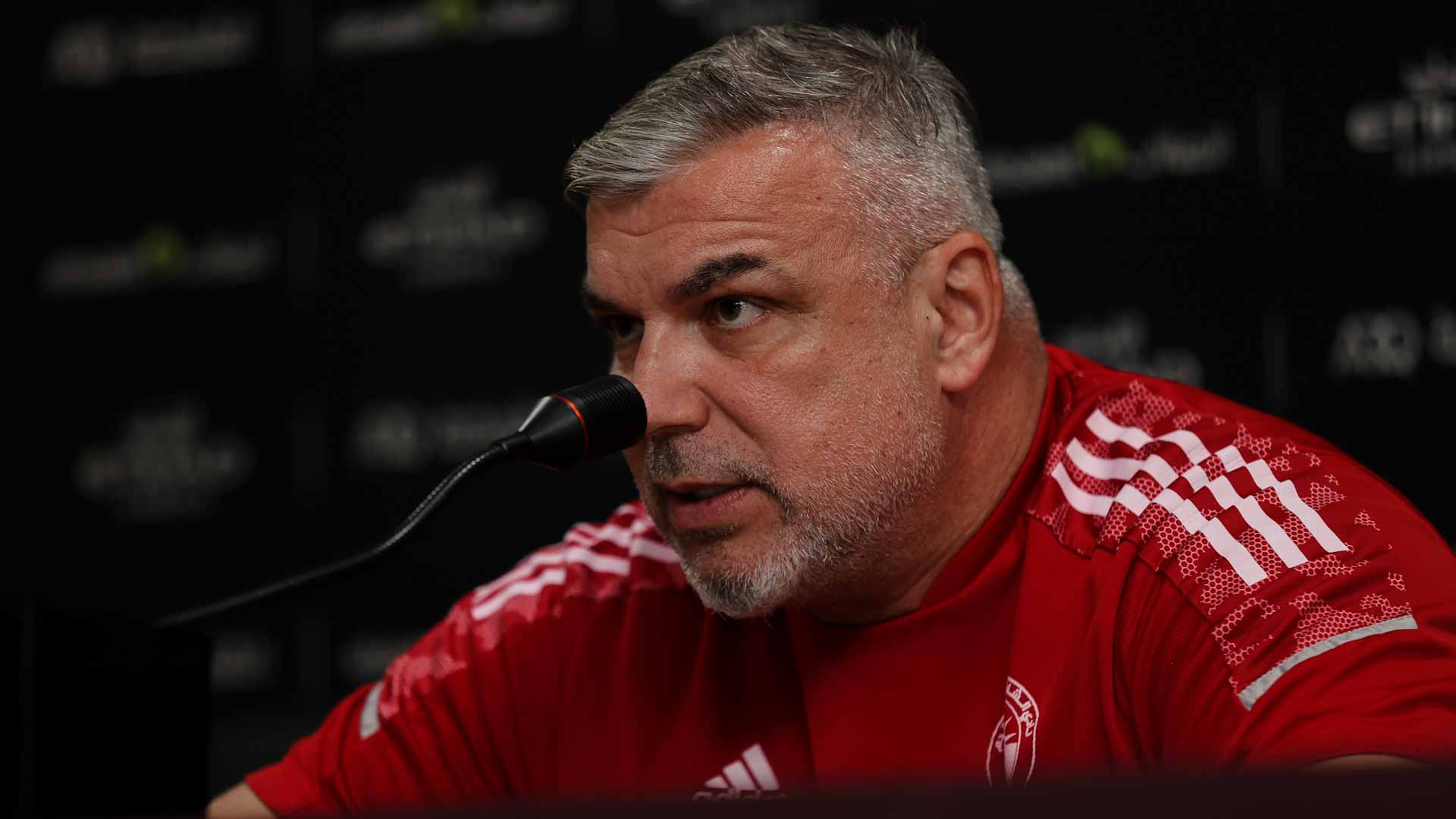 صورة بعنوان: كوزمين: يجب أحياناً على مهاجمي نادي الشارقة اللعب بشكل فردي  