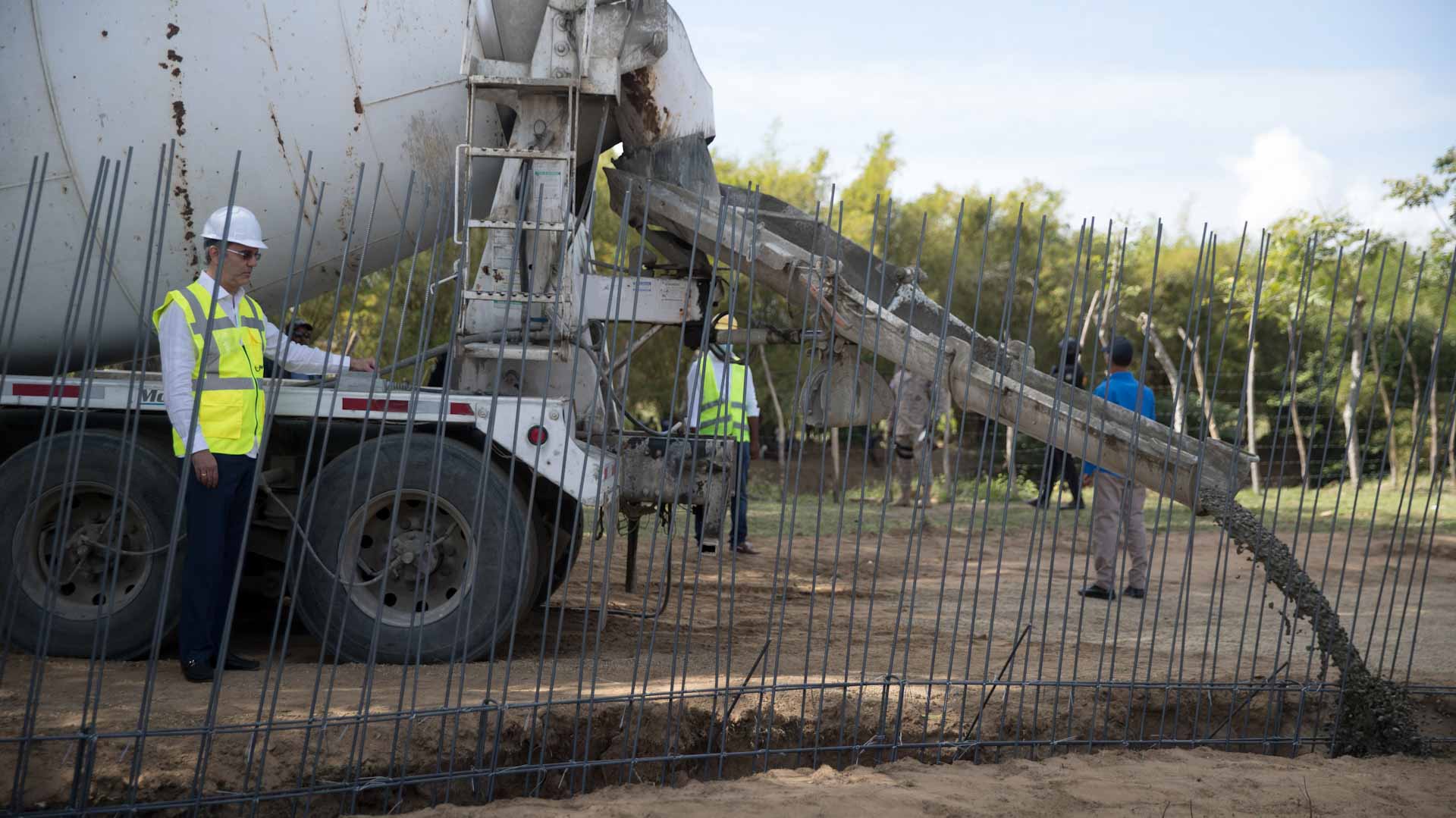 Image for the title: Dominican Republic begins building border wall with Haiti 
