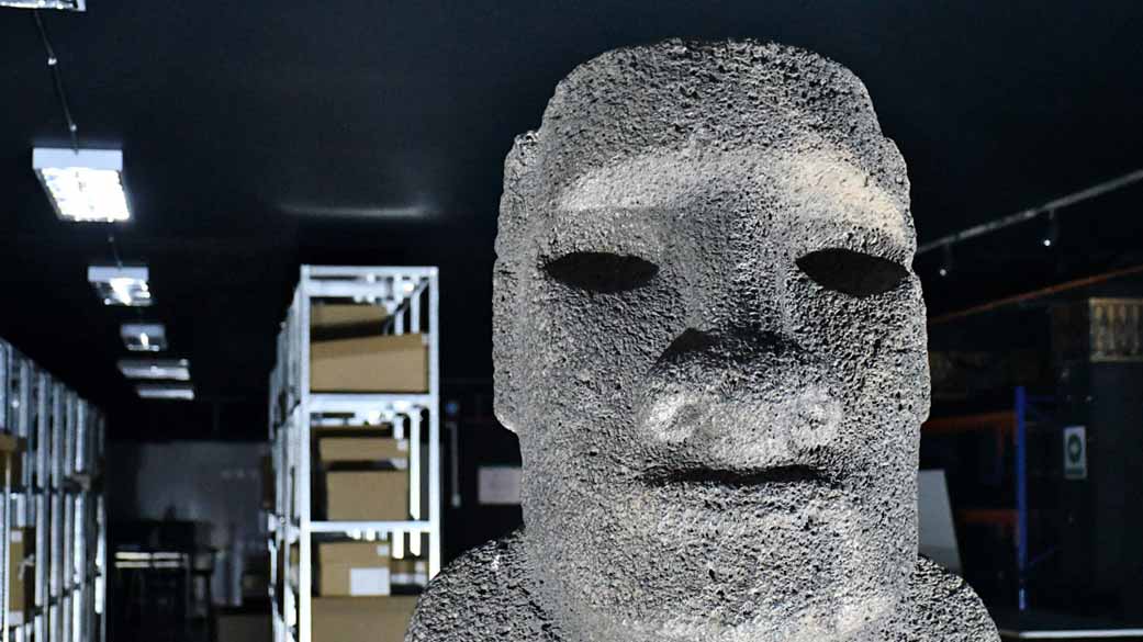 Image for the title: Chile museum to return Easter Island 'head' 