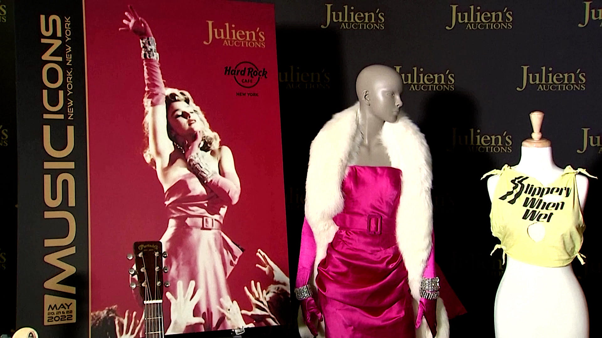 صورة بعنوان: لإحياء أيقونة الجمال...دار جوليان تستضيف مارلين مونرو بفستان وردي 