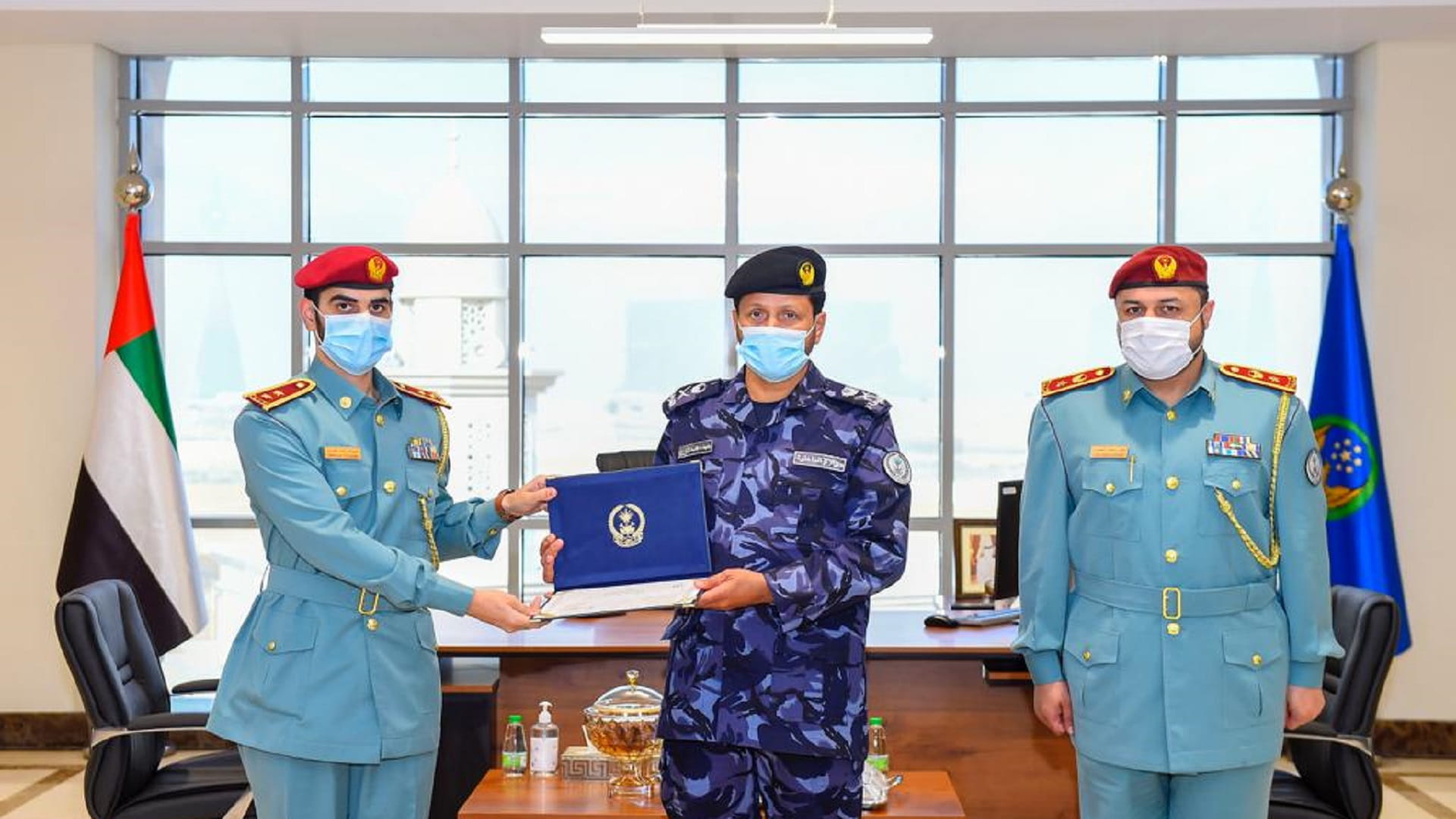 صورة بعنوان: اللواء الشامسي يكرم ضابطاً متميزاً بشرطة الشارقة 