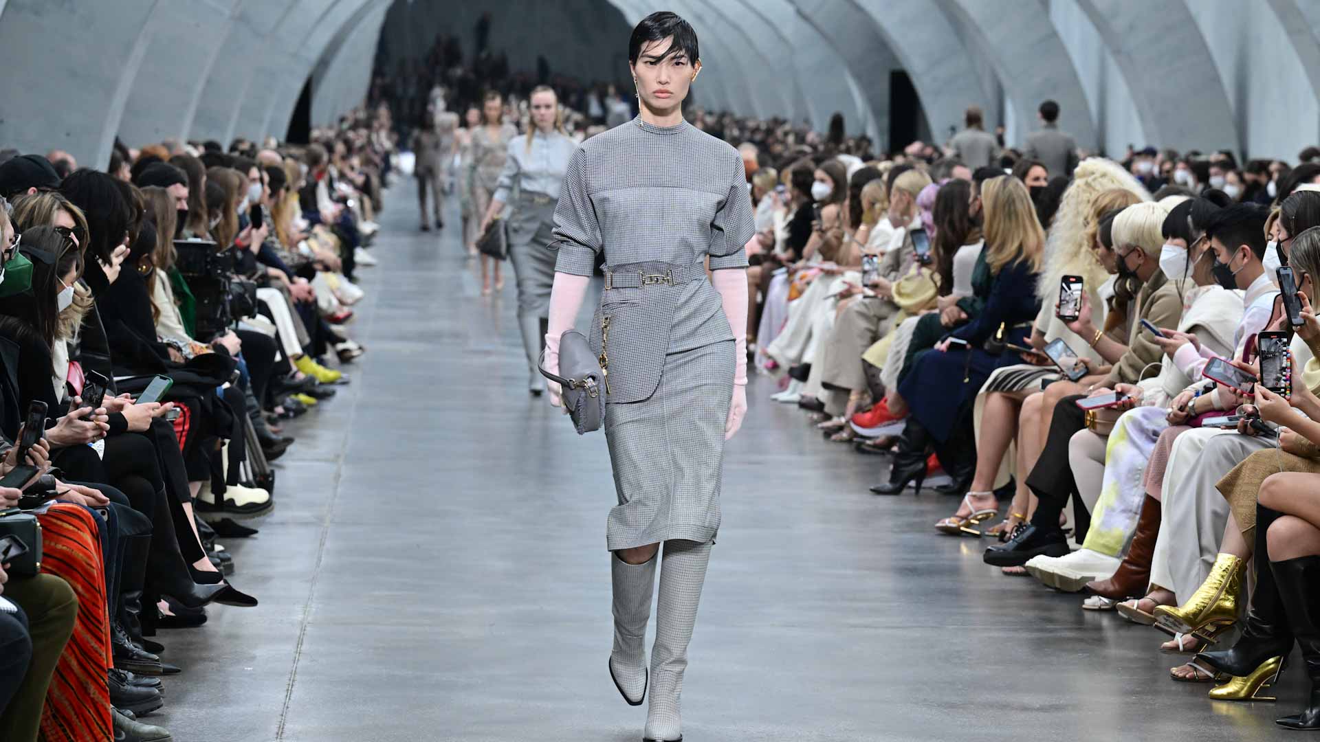 صورة بعنوان: انطلاق أسبوع ميلانو للموضة بعد انقطاع بسبب كورونا 