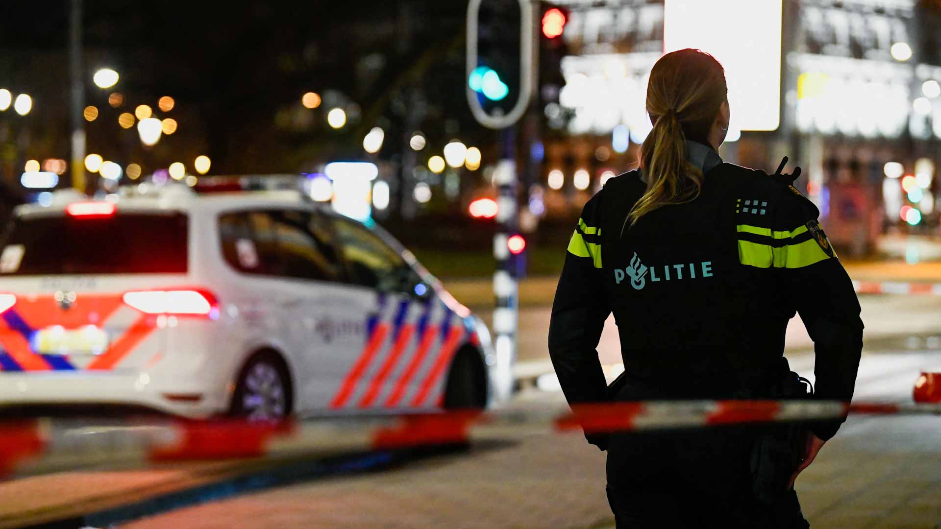 Image for the title: Hostage drama at Amsterdam Apple store ends, gunman overpowered 