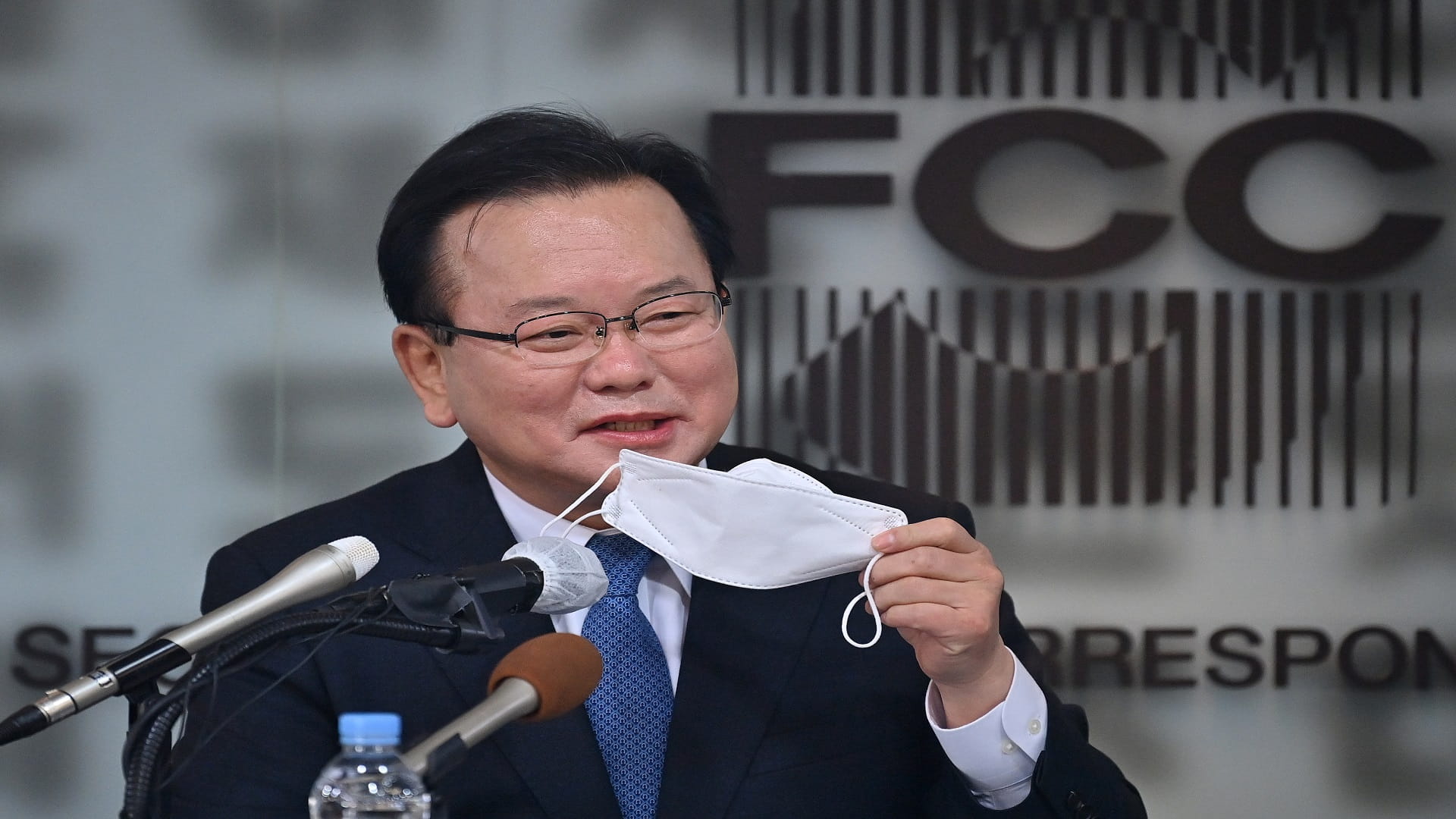 Image for the title: S.Korea PM calls for calm as COVID cases hit new record 