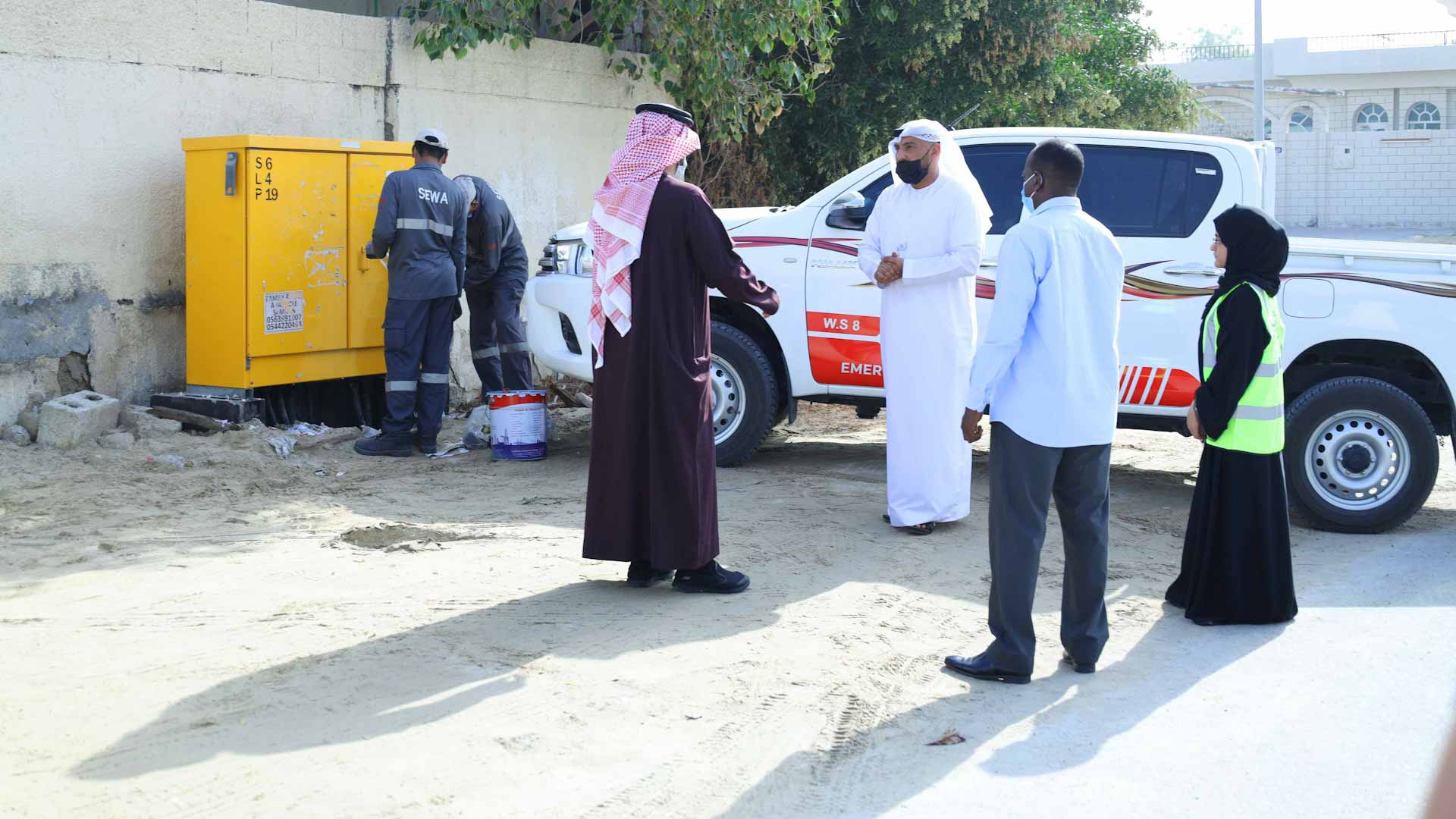 صورة بعنوان: كهرباء الشارقة تزيل الملصقات العشوائية عن أعمدة الإنارة والممتلكات 