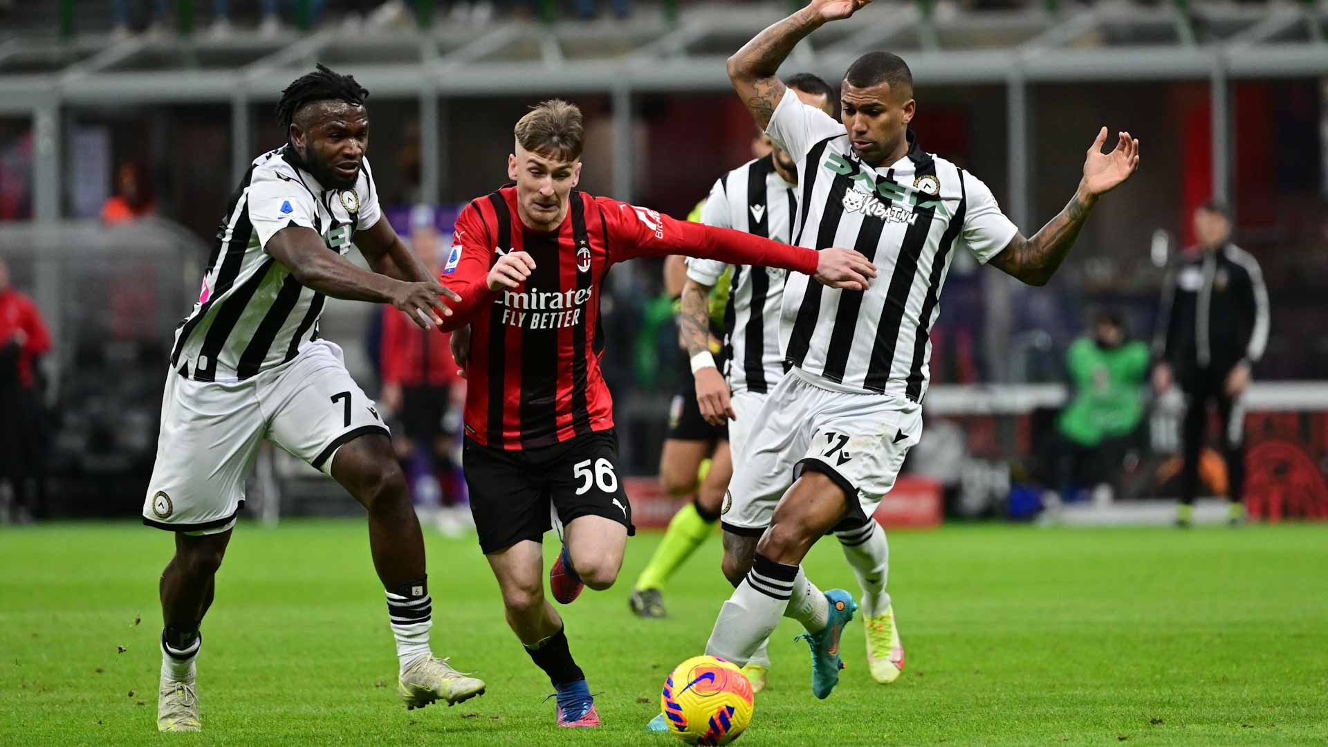 صورة بعنوان: ميلان يحافظ على صدارة الدوري الإيطالي لكرة القدم 