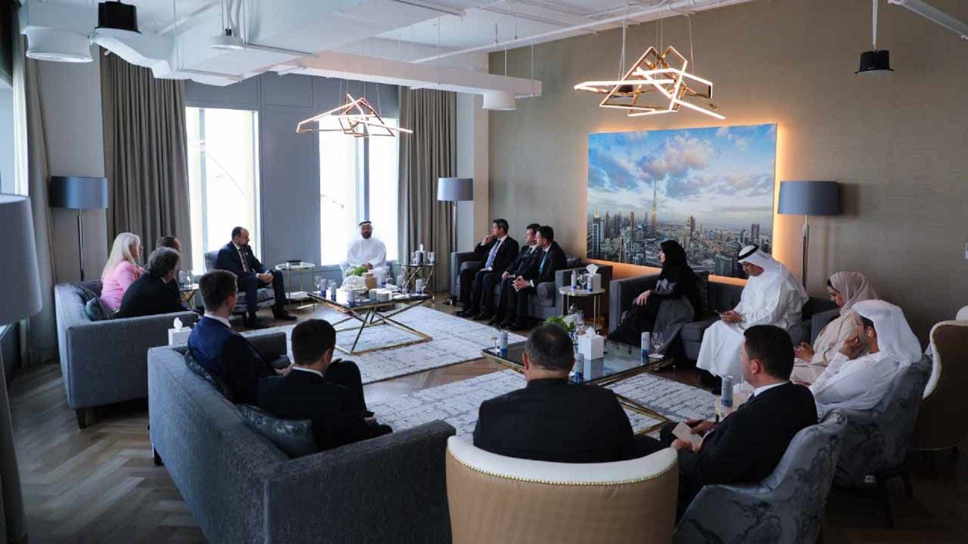 صورة بعنوان: "غرفة الشارقة" تبحث مع وفد مقدوني تعزيز العلاقات التجارية 