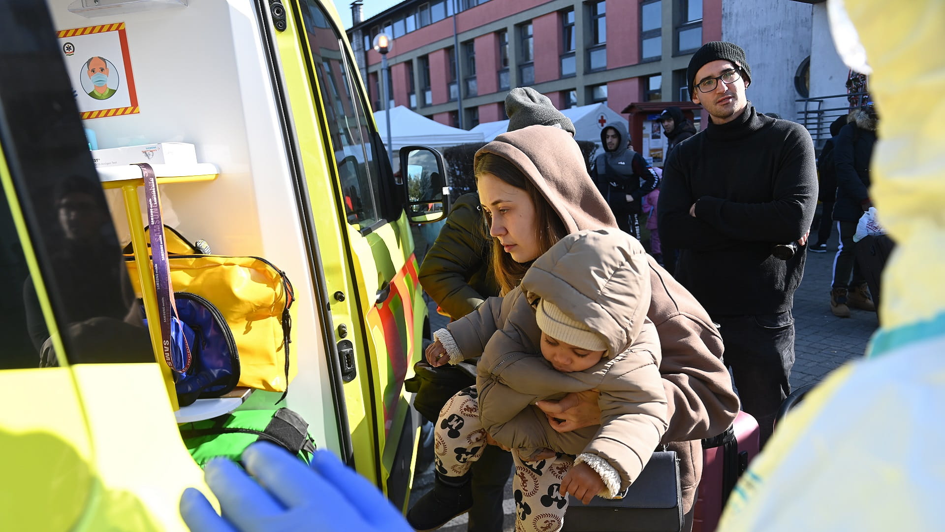 Image for the title: Ukrainian refugee tally tops 368000 