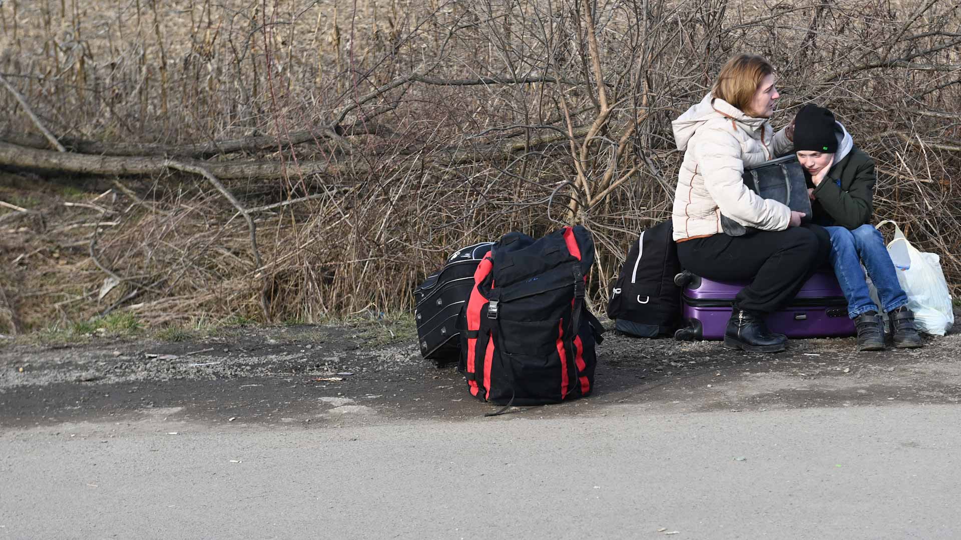 Image for the title: Stuck for days in their cars, Ukrainians wait to flee 
