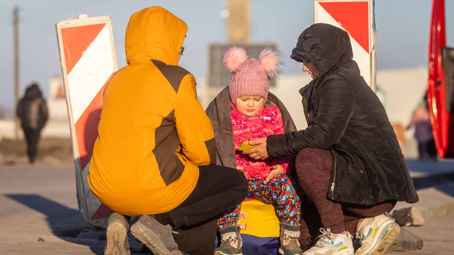 Image for the title: Ukrainian refugees flood Poland where solidarity await 
