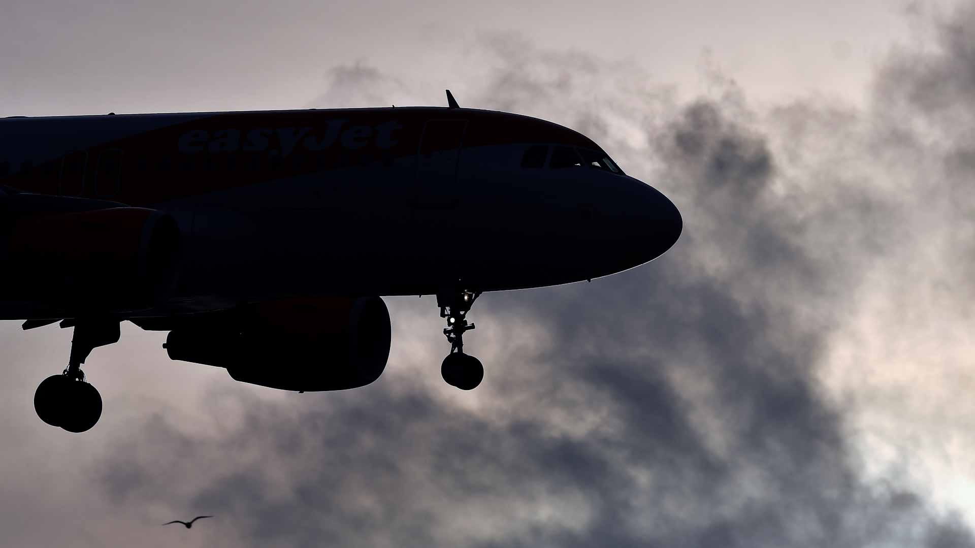 Image for the title: US airport chaos as more than 2,700 flights cancelled 