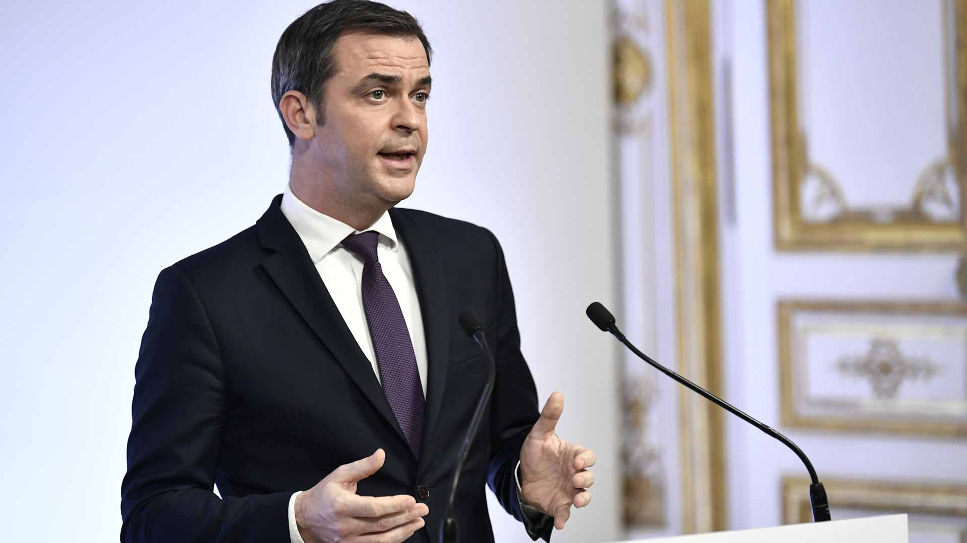 Image for the title: France cuts isolation for COVID-positive to 7 days from 10 days 