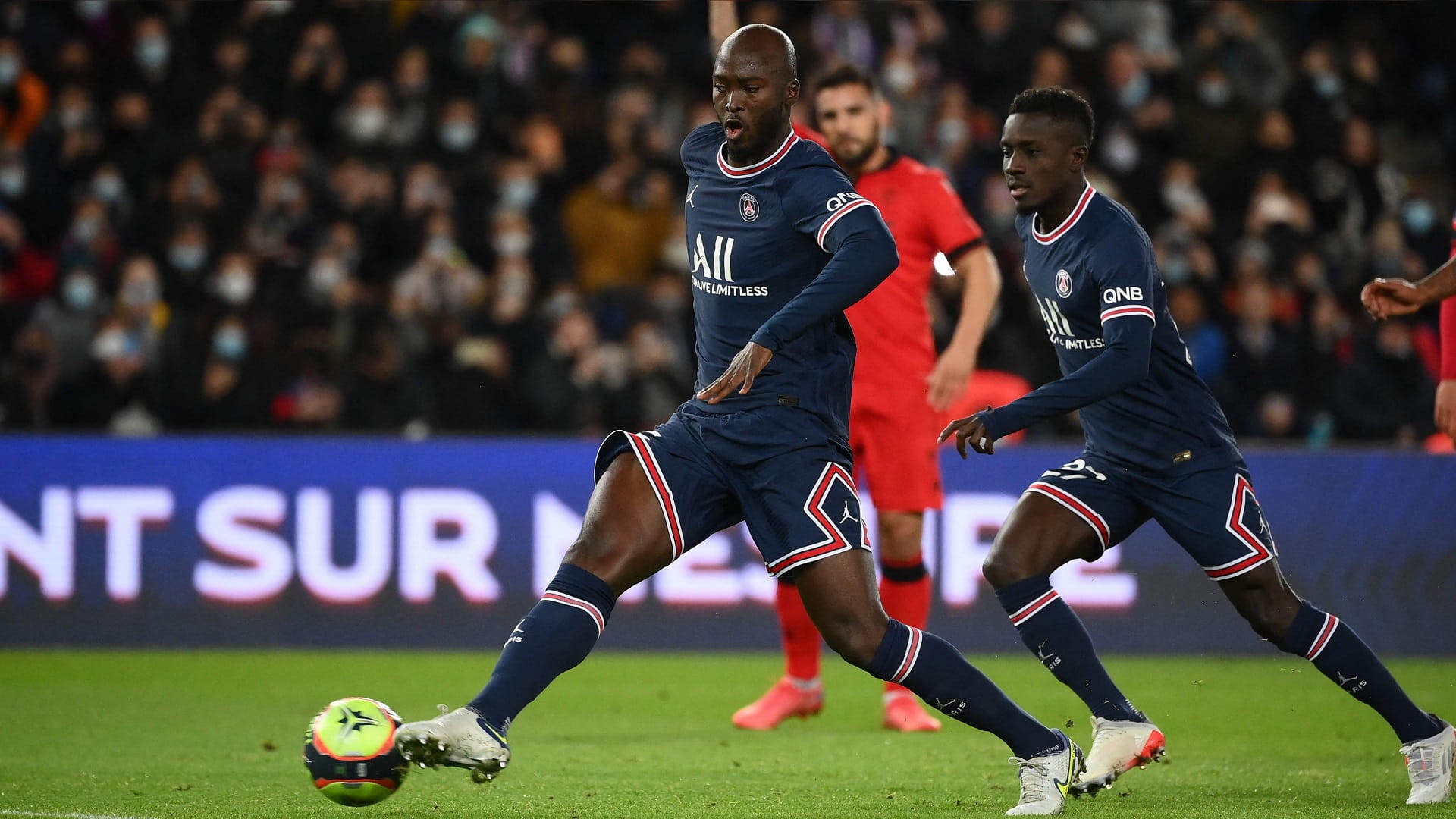 صورة بعنوان: نادي سان جيرمان يعلن إصابة البرتغالي بيريرا بفيروس كورونا 