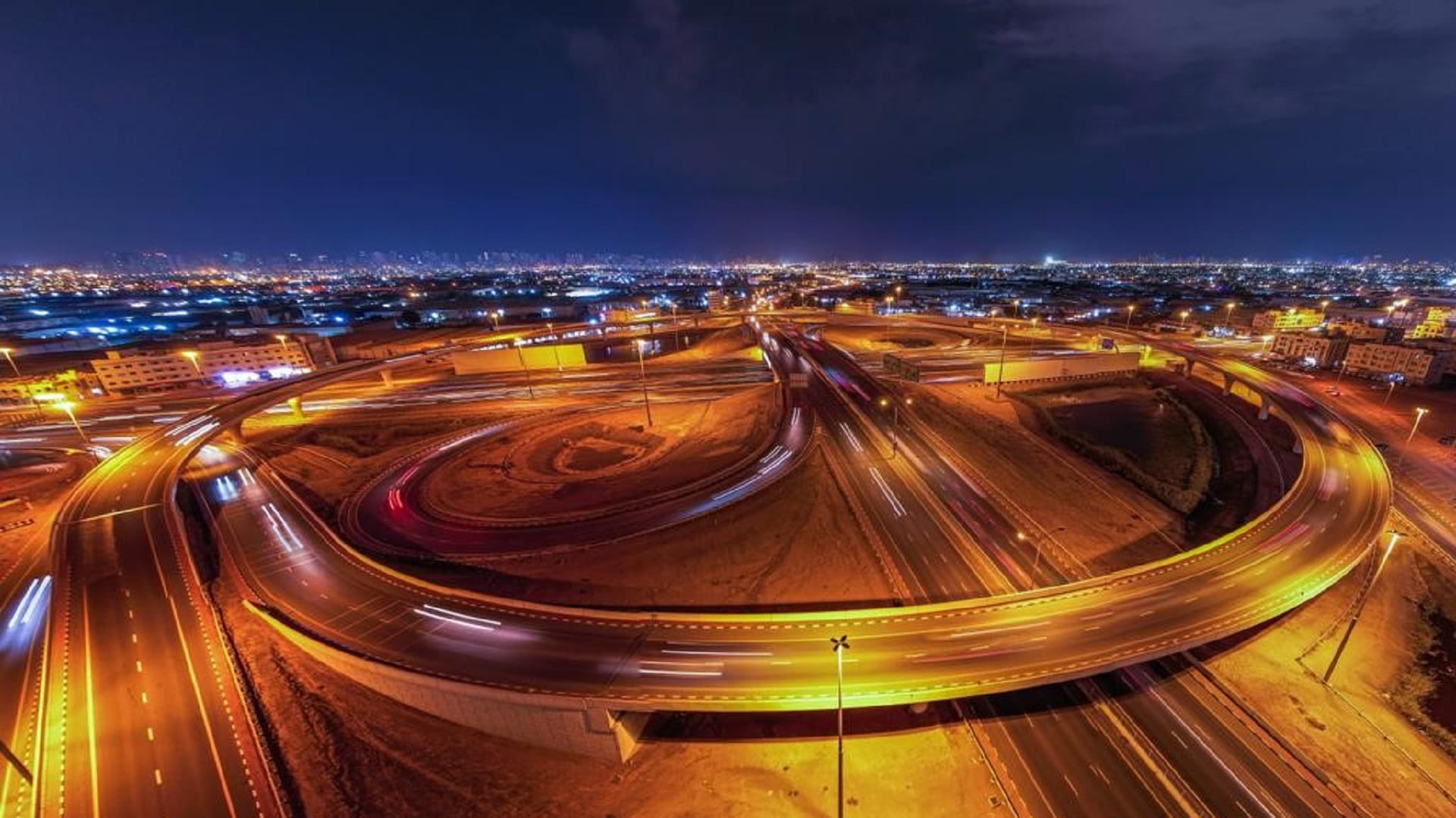 صورة بعنوان: بلدية الشارقة: 295 صهريجاً و125 مضخة لسحب تجمعات الأمطار 