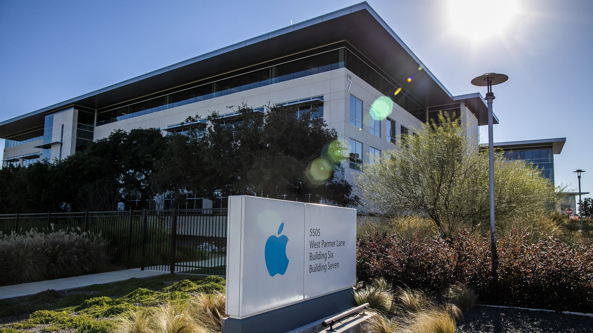 Image for the title: Apple becomes first US company to hit $3 trillion market value 
