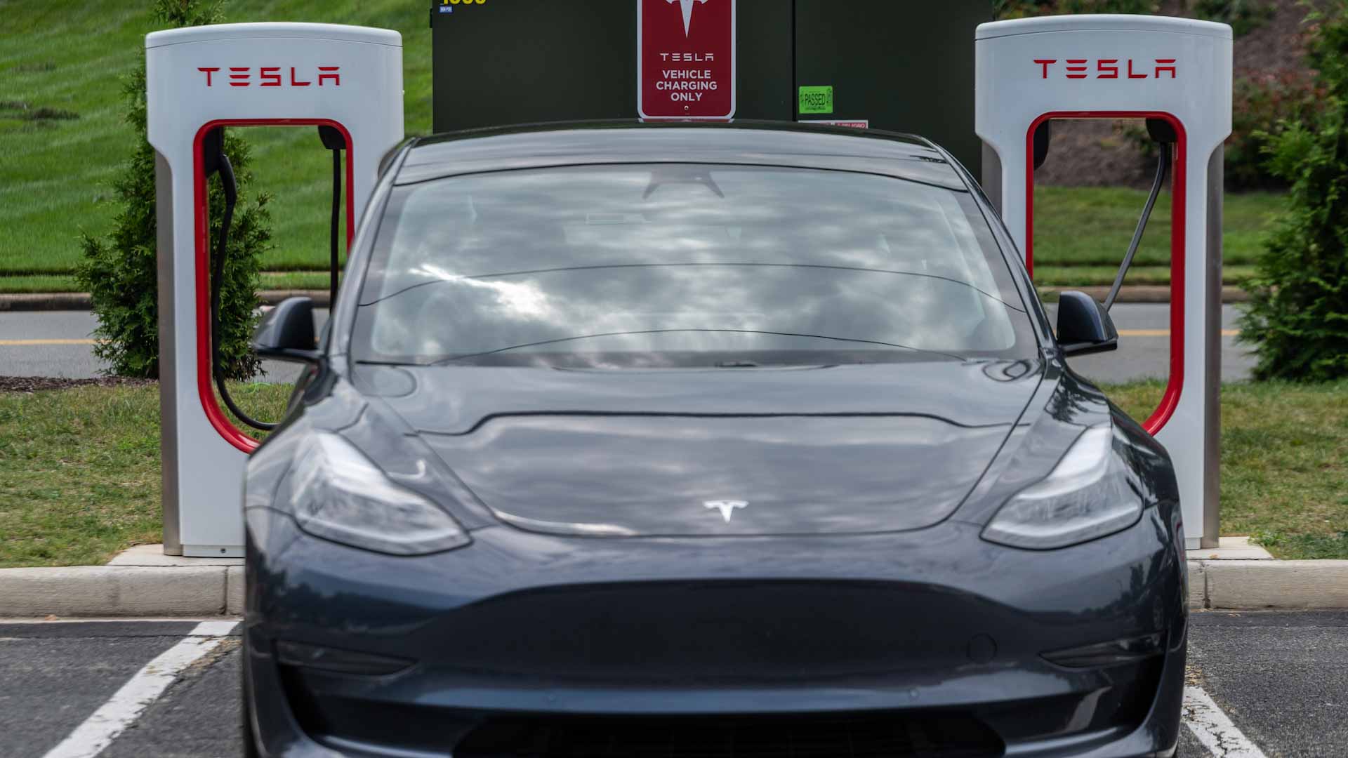 Image for the title: Tesla delivers almost 1 mn cars globally 