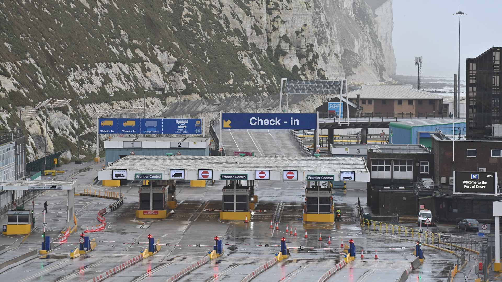 Image for the title: In record year, over 28,000 migrants crossed Channel 