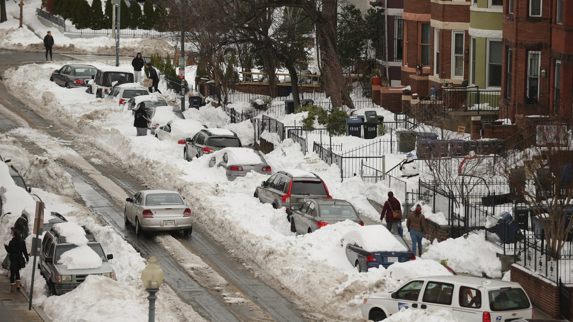 Image for the title: Snowfall in the US strands drivers for hours  