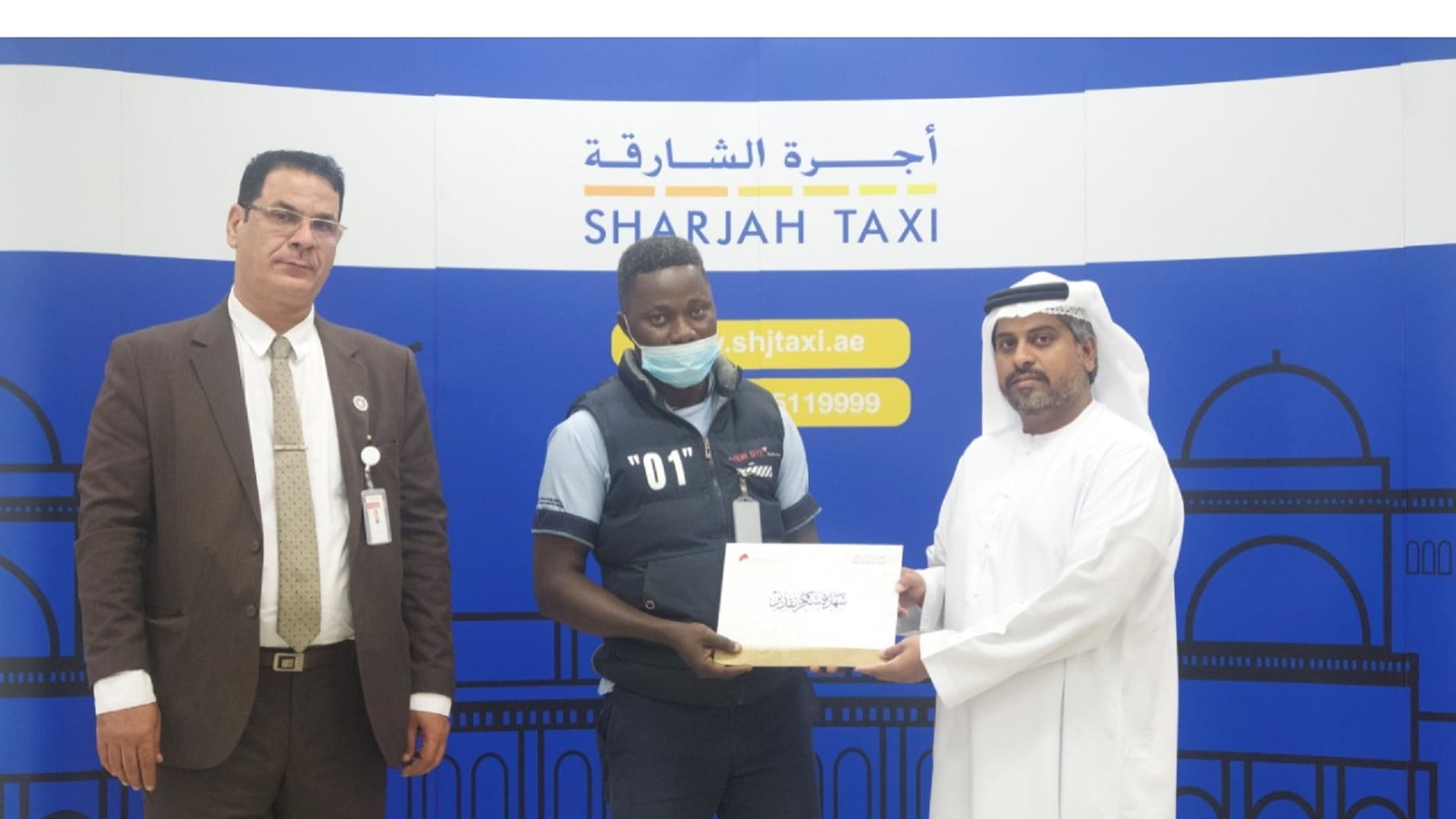 صورة بعنوان: أجرة الشارقة تكرم سائقاً لأمانته وإرجاعه 100 ألف درهم لأحد العملاء 