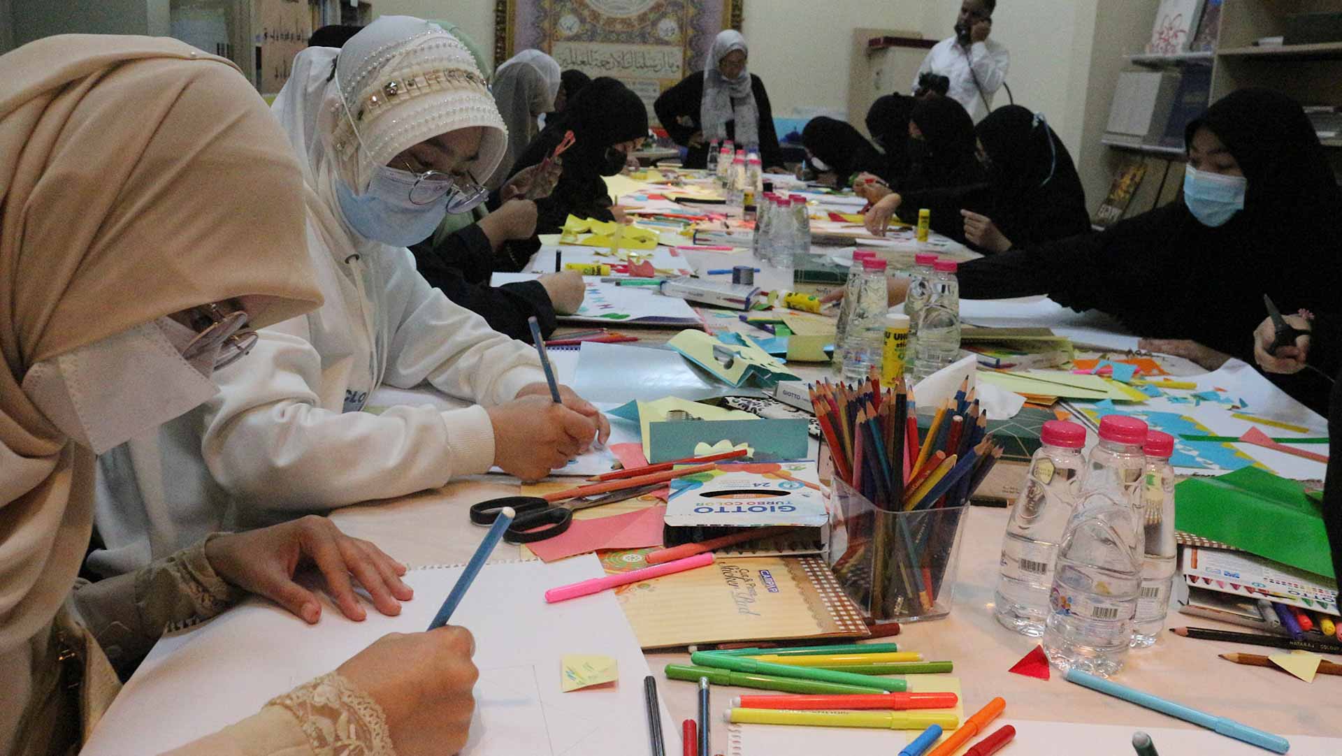 صورة بعنوان: طالبات القاسمية يقدمن أعمالاً فنية رائعة بمهرجان الفنون الإسلامية  