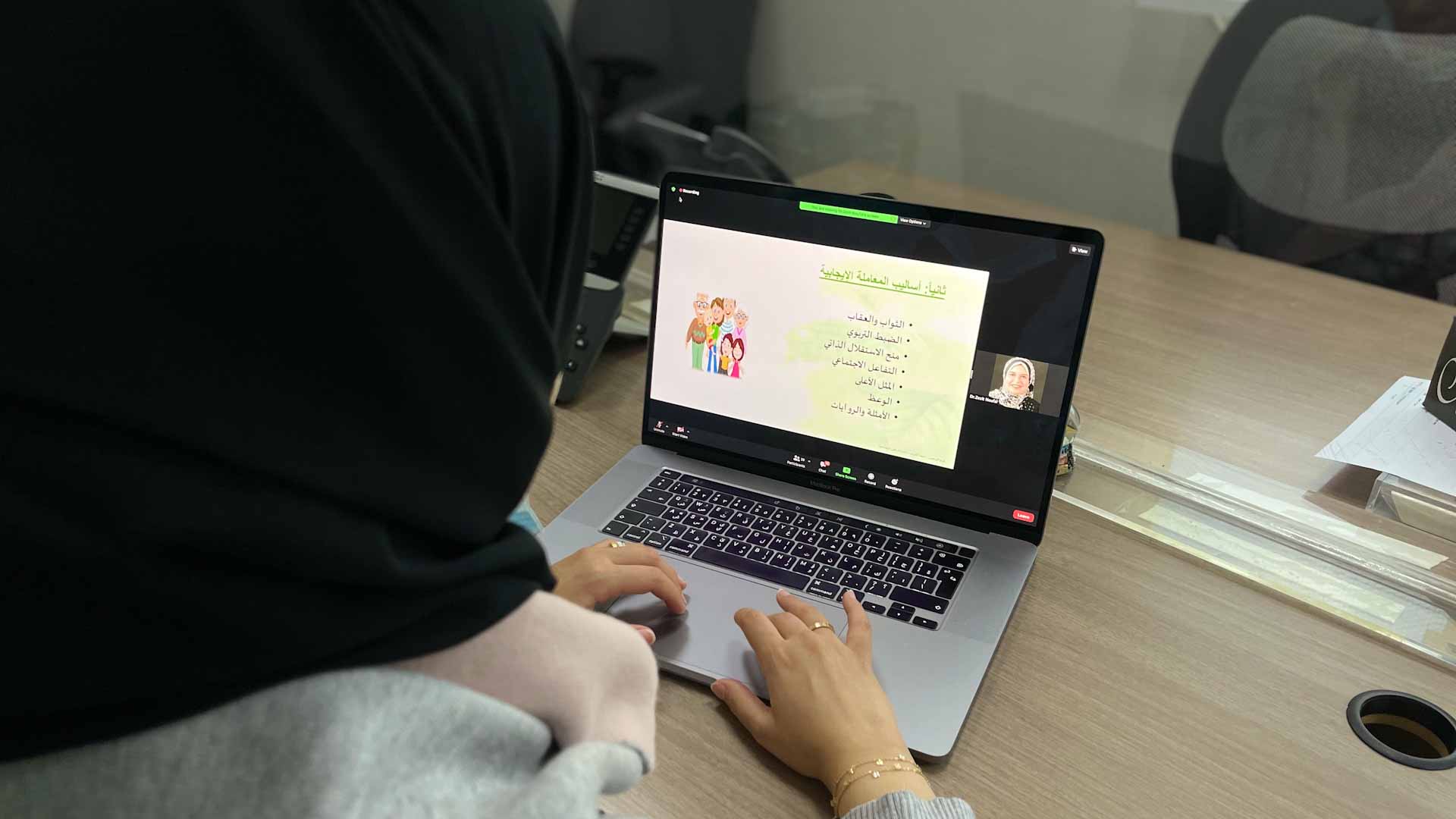 صورة بعنوان: "اجتماعية الشــارقة" توعي بأساليب التنشئة الاجتماعية للأبناء  