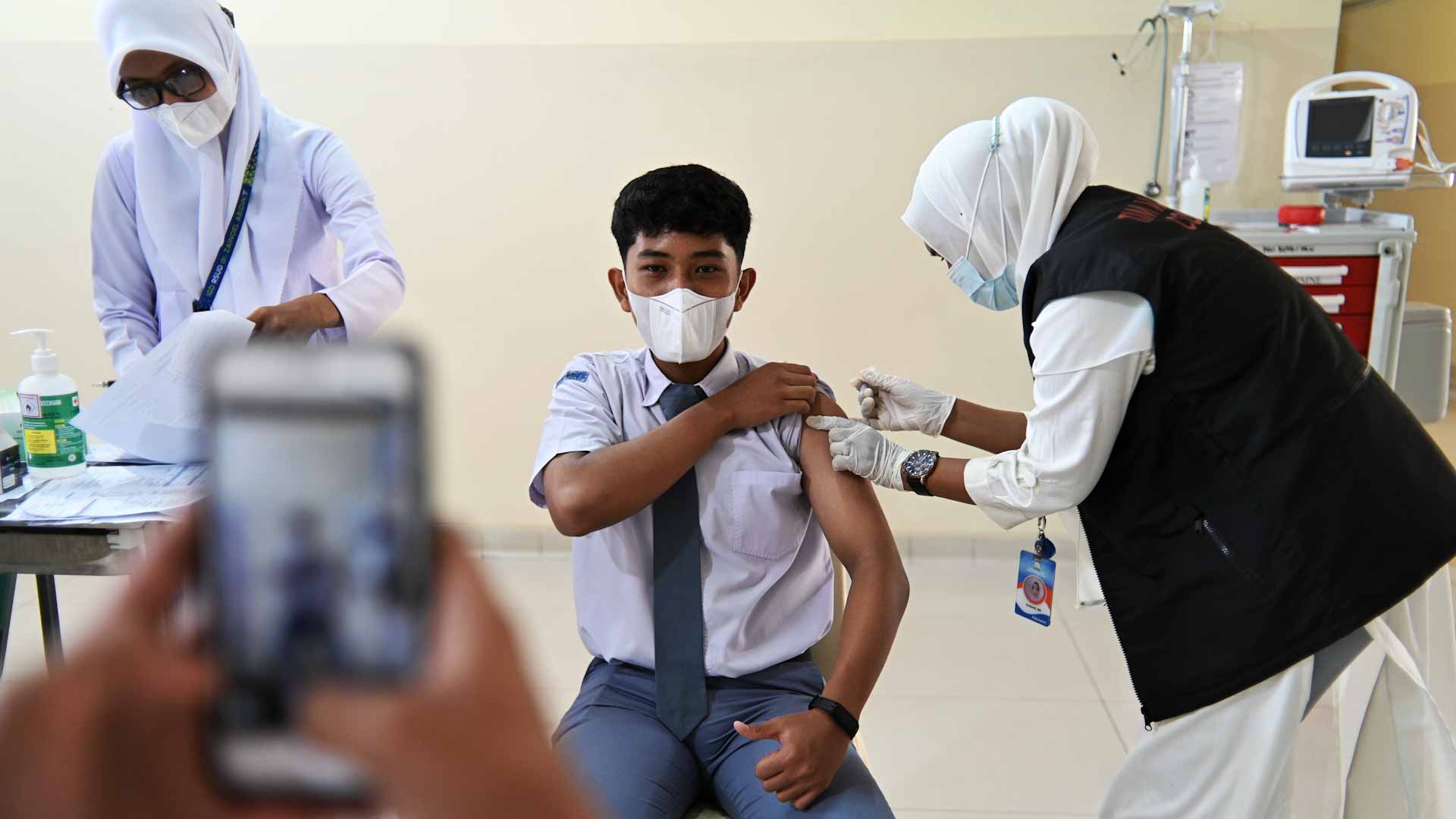 Image for the title: Indonesia survey finds 85% of population have COVID-19 antibodies 