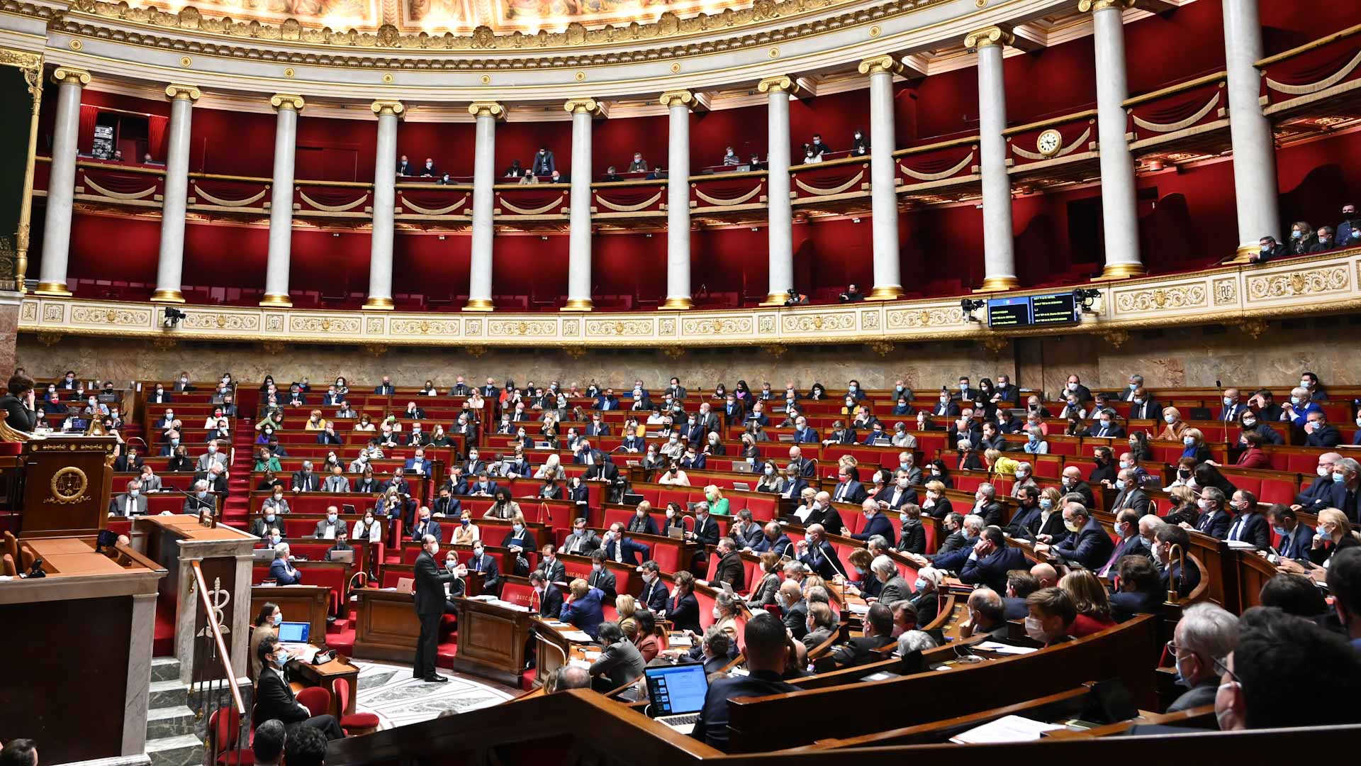 Image for the title: French parliament approves Macron's vaccine pass 