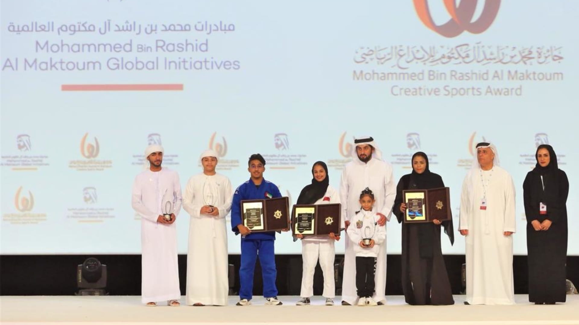 صورة بعنوان: أحمد بن محمد يرحب بالفائزين في جائزة محمد بن راشد للإبداع الرياضي 